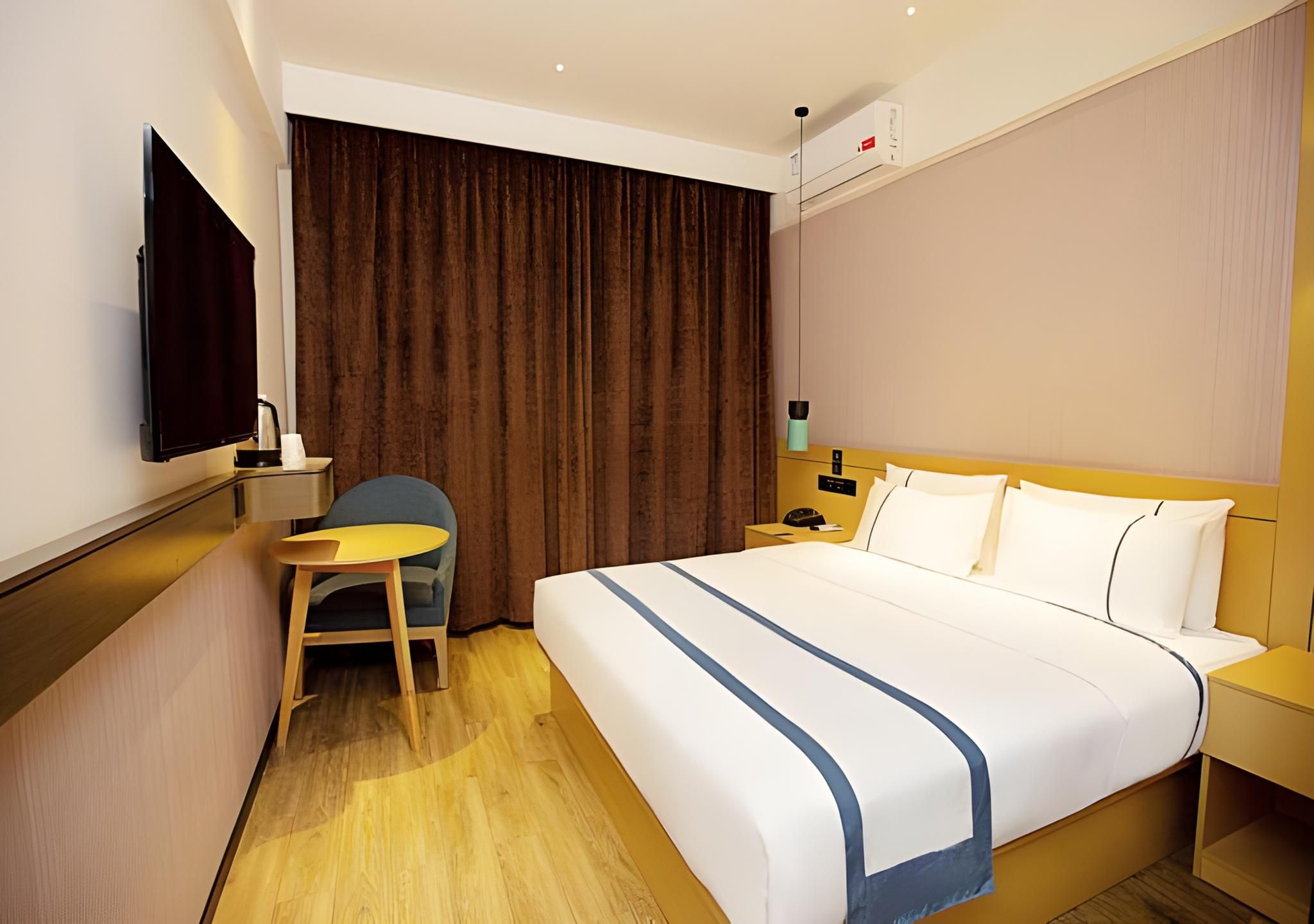 Stand Queen Room