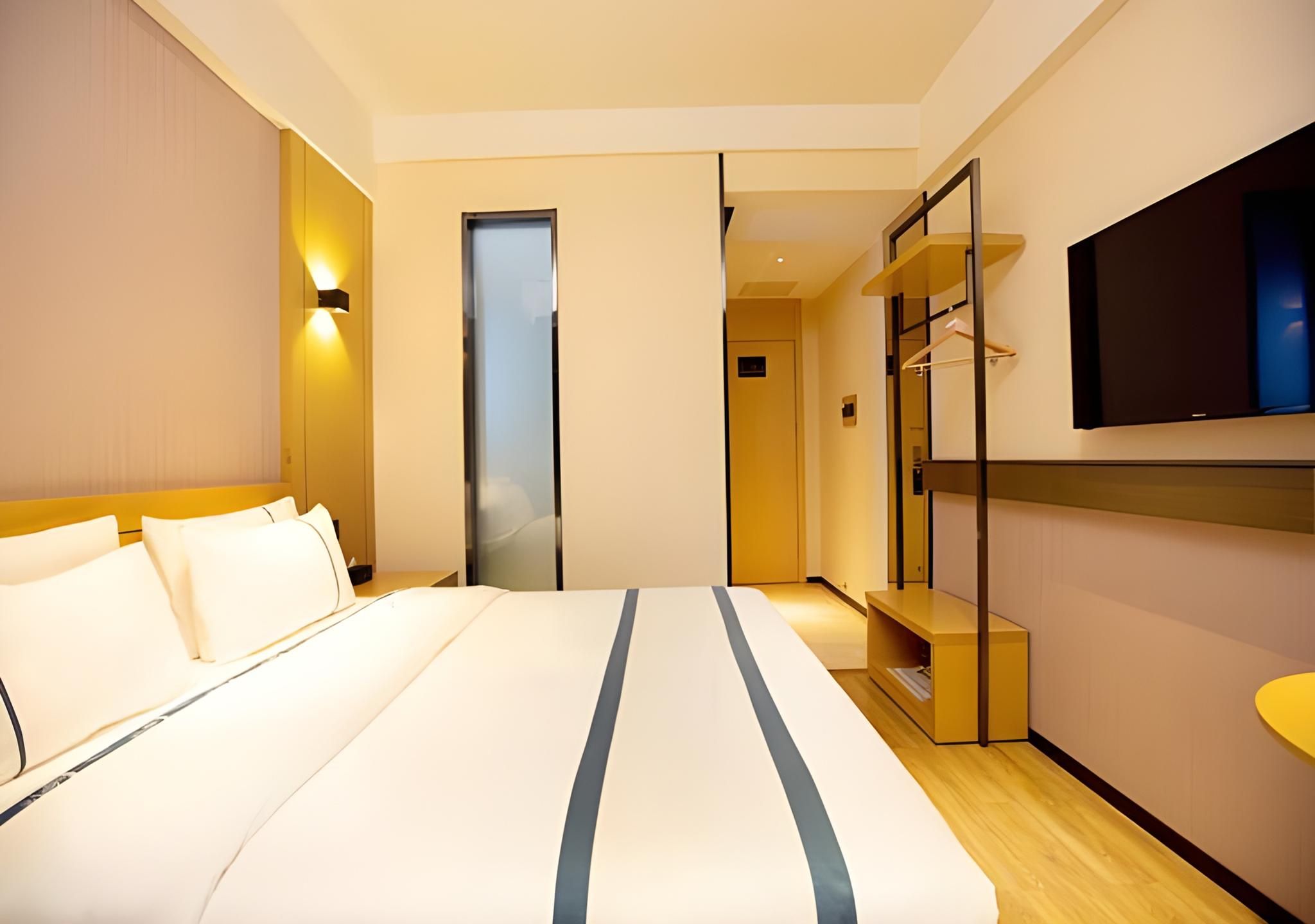 Stand Queen Room