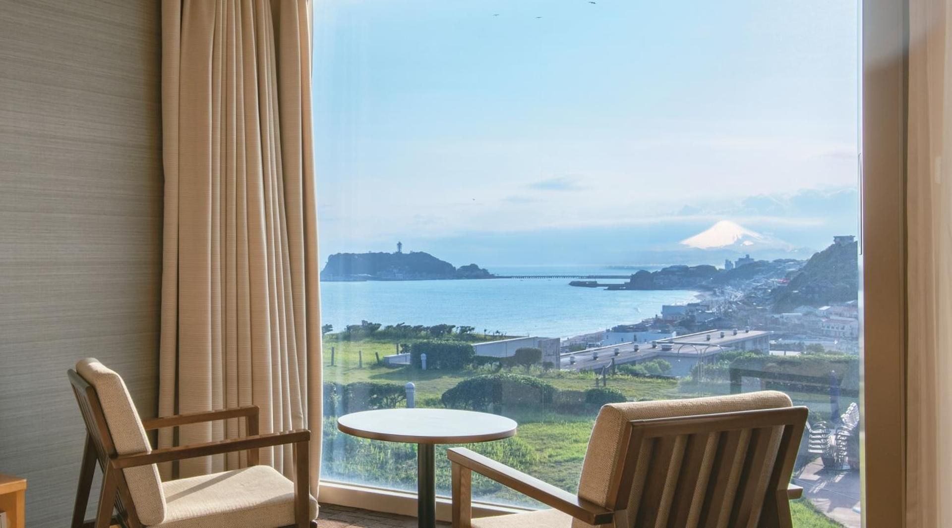 Hollywood Twin Room with Mt.Fuji and Enoshima View -16:00 Check in -10:00 am Check out - Non-Smoking