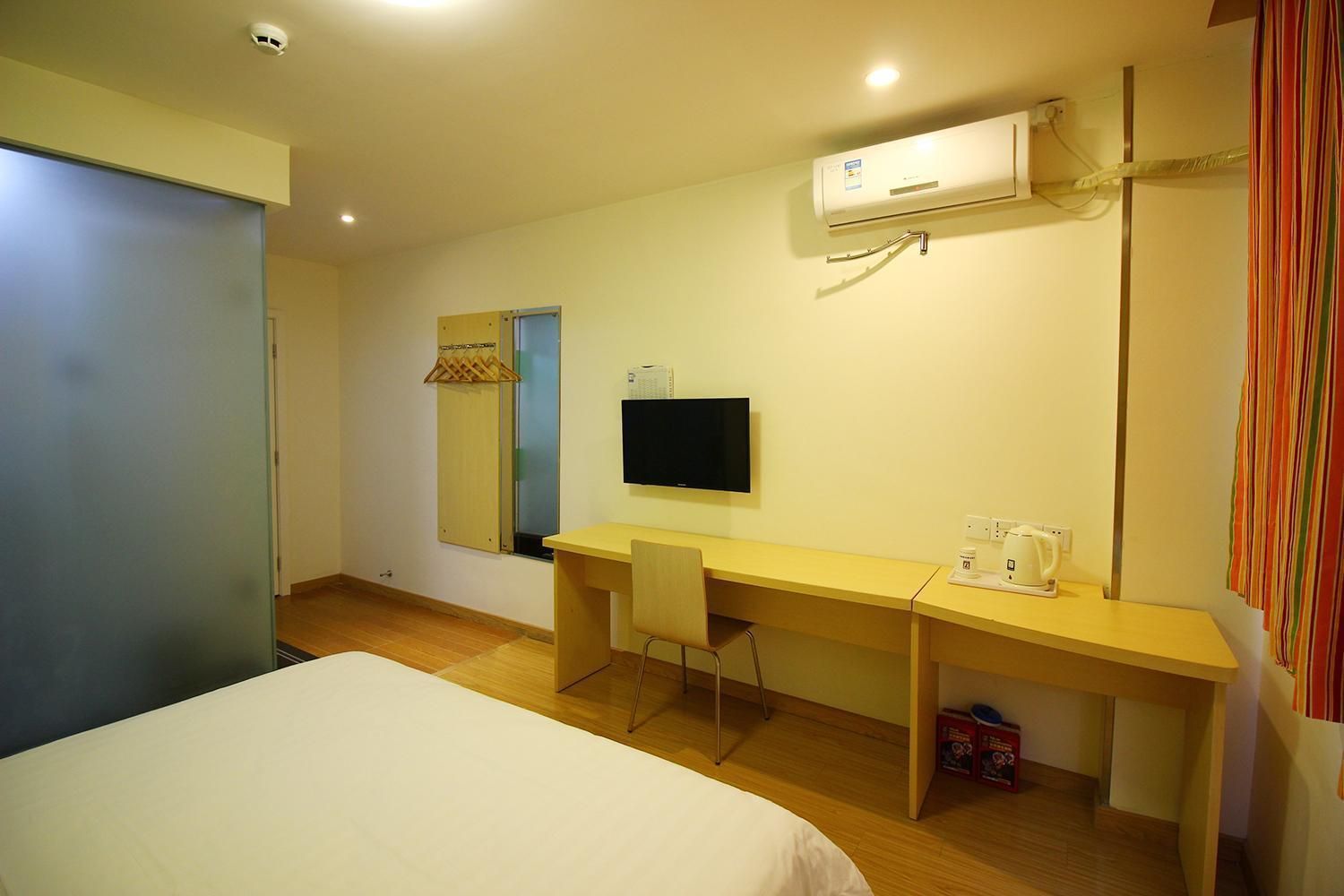 Comfortable Queen Room