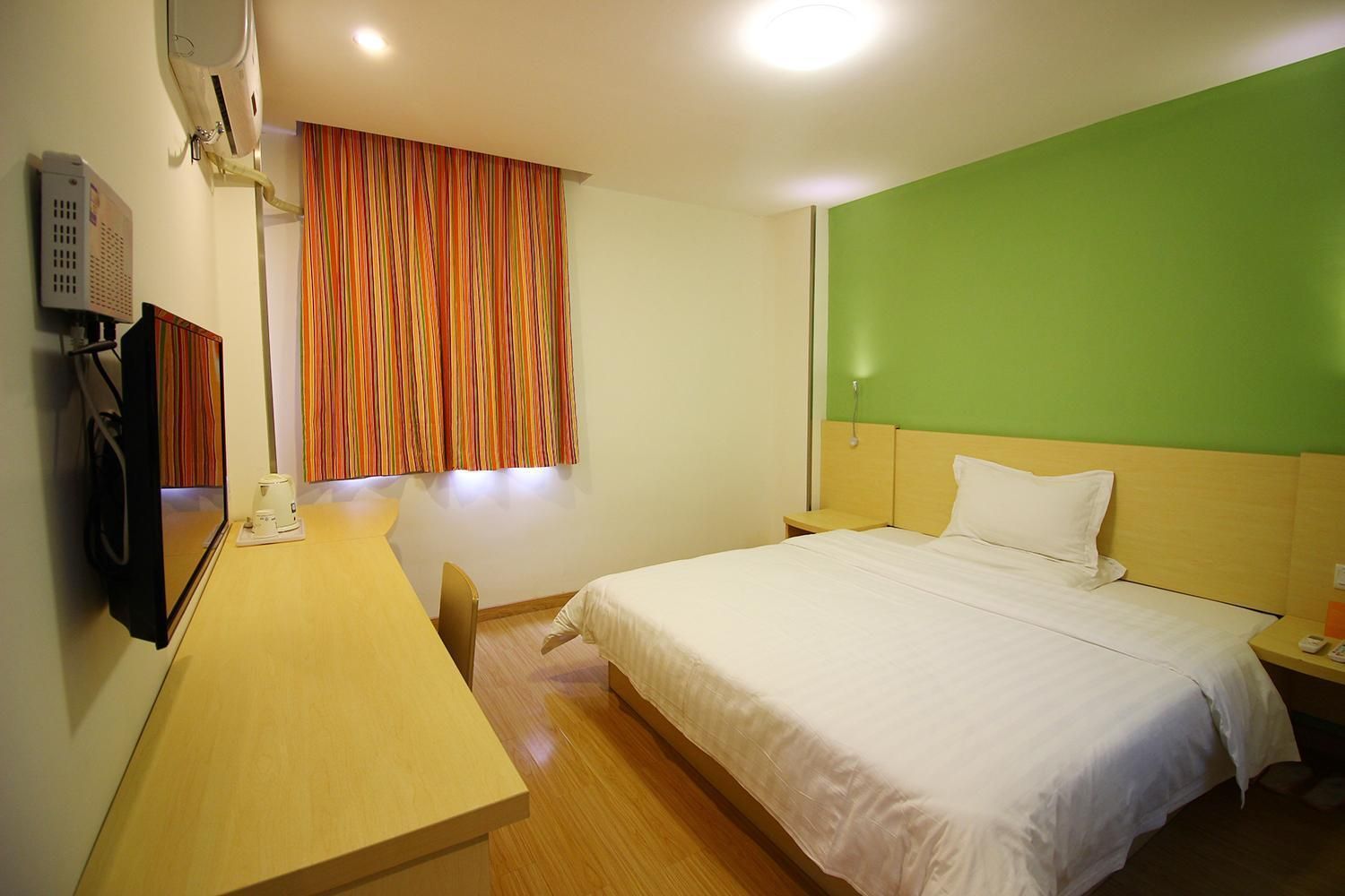 Comfortable Queen Room