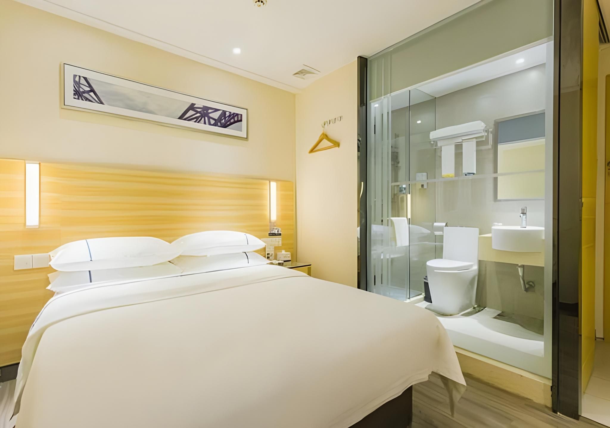 Stand Queen Room