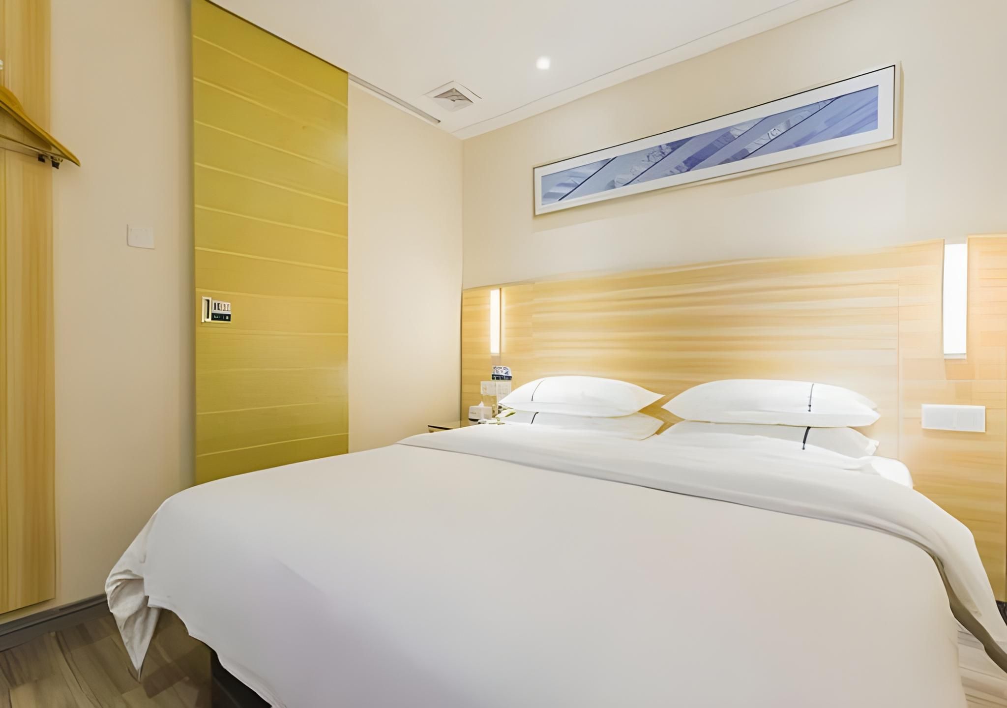Stand Queen Room