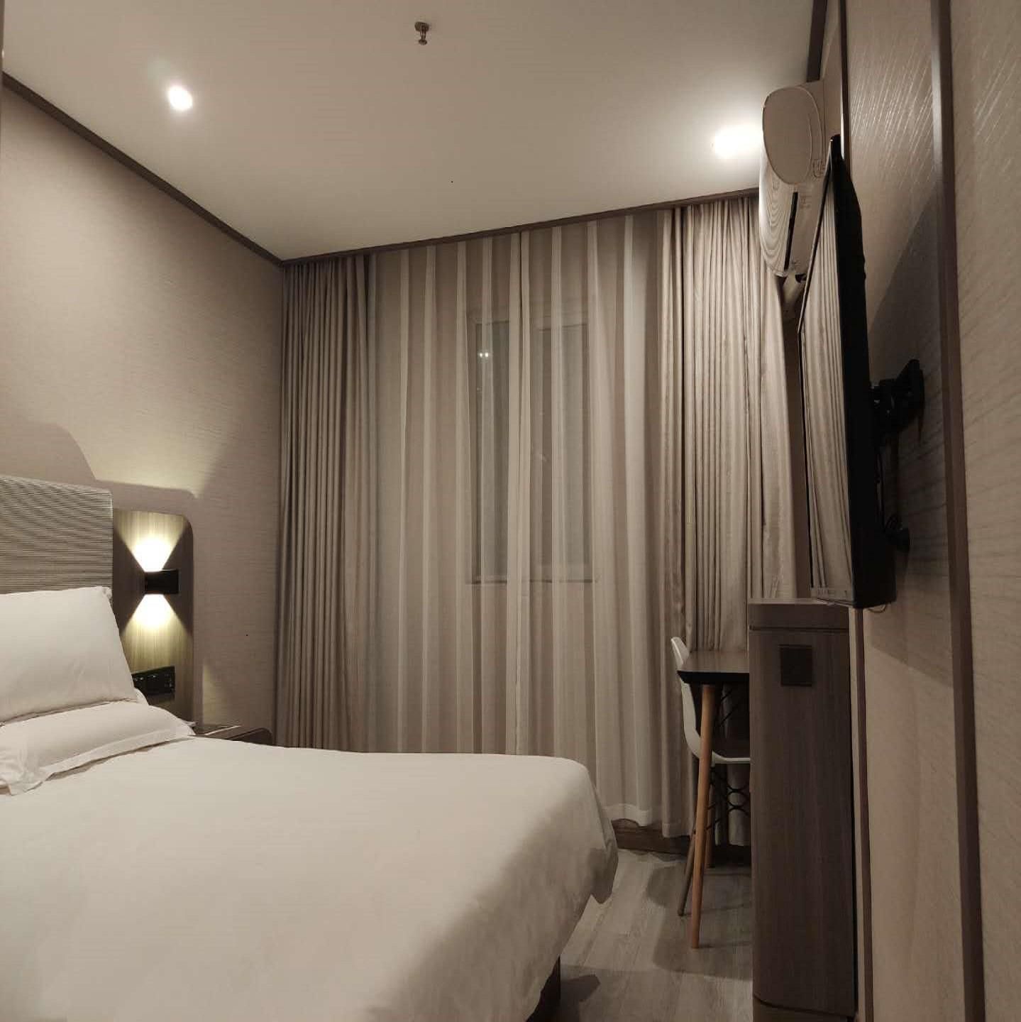 Hotel Queen Room