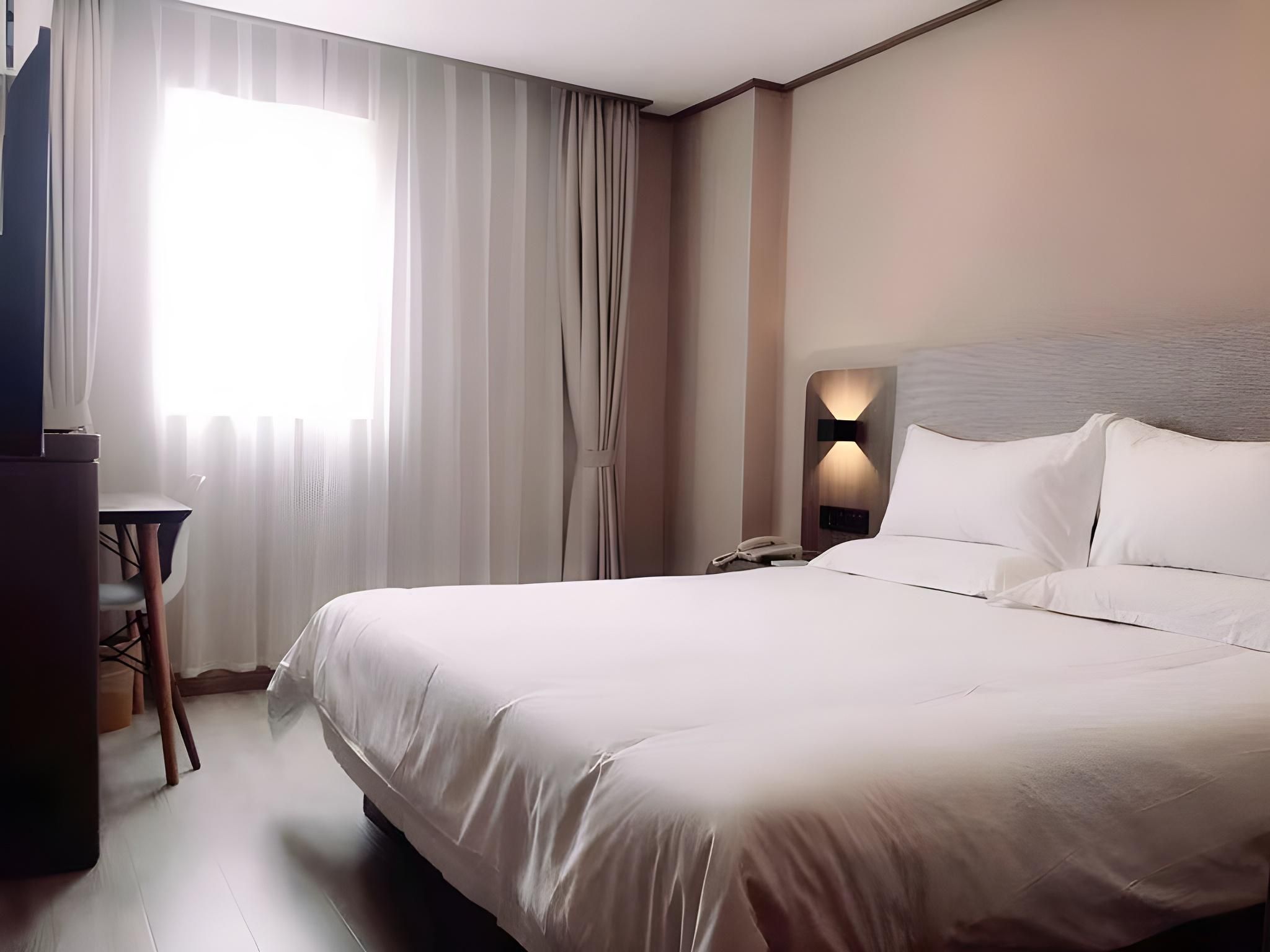 Hotel Queen Room