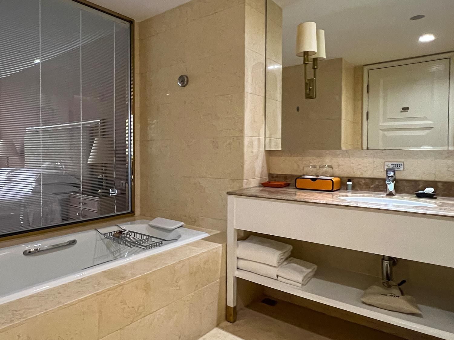 Similan Hotel Zhuhai Deluxe king bed room 3