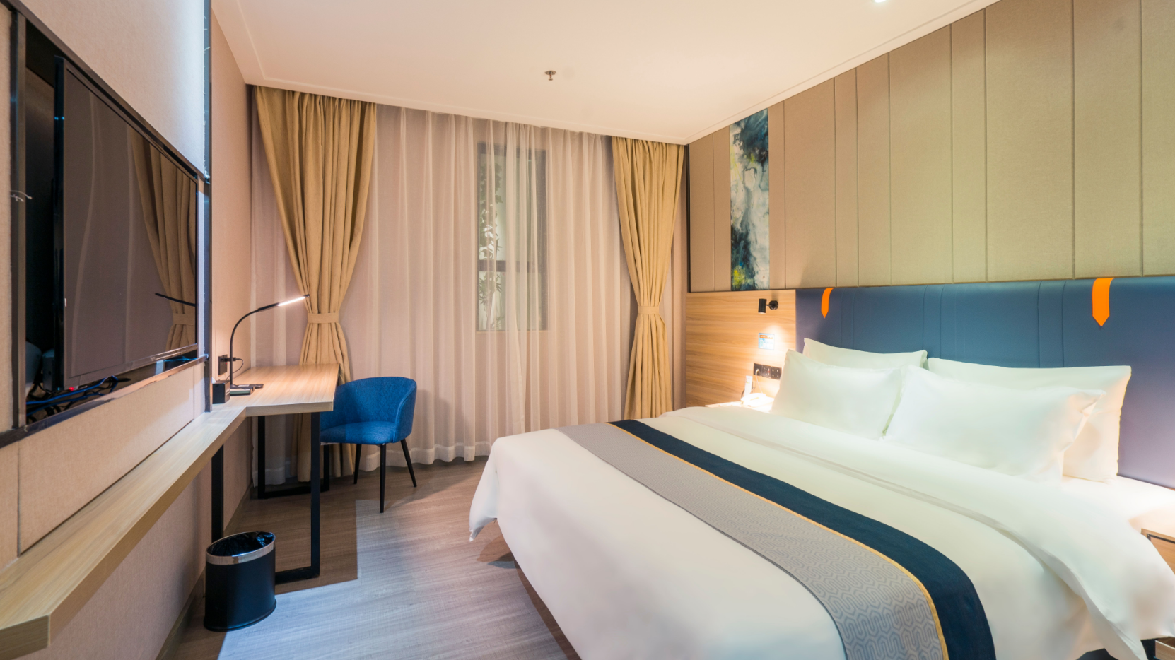 Business Queen Room