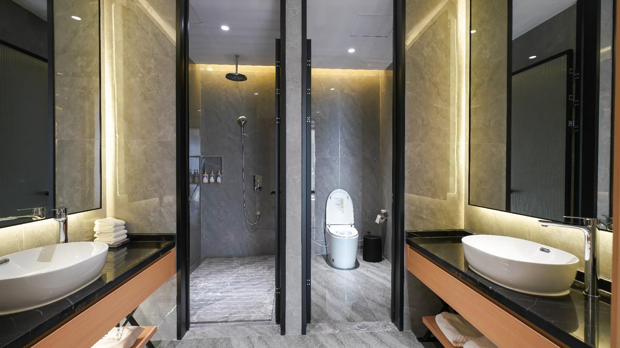 3-Bedroom Executive Suite with 2 Bathrooms
