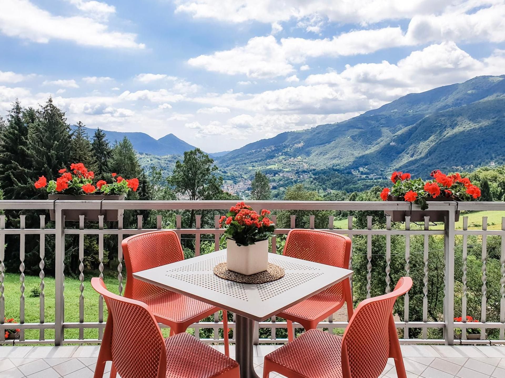 Apartment with Garden View