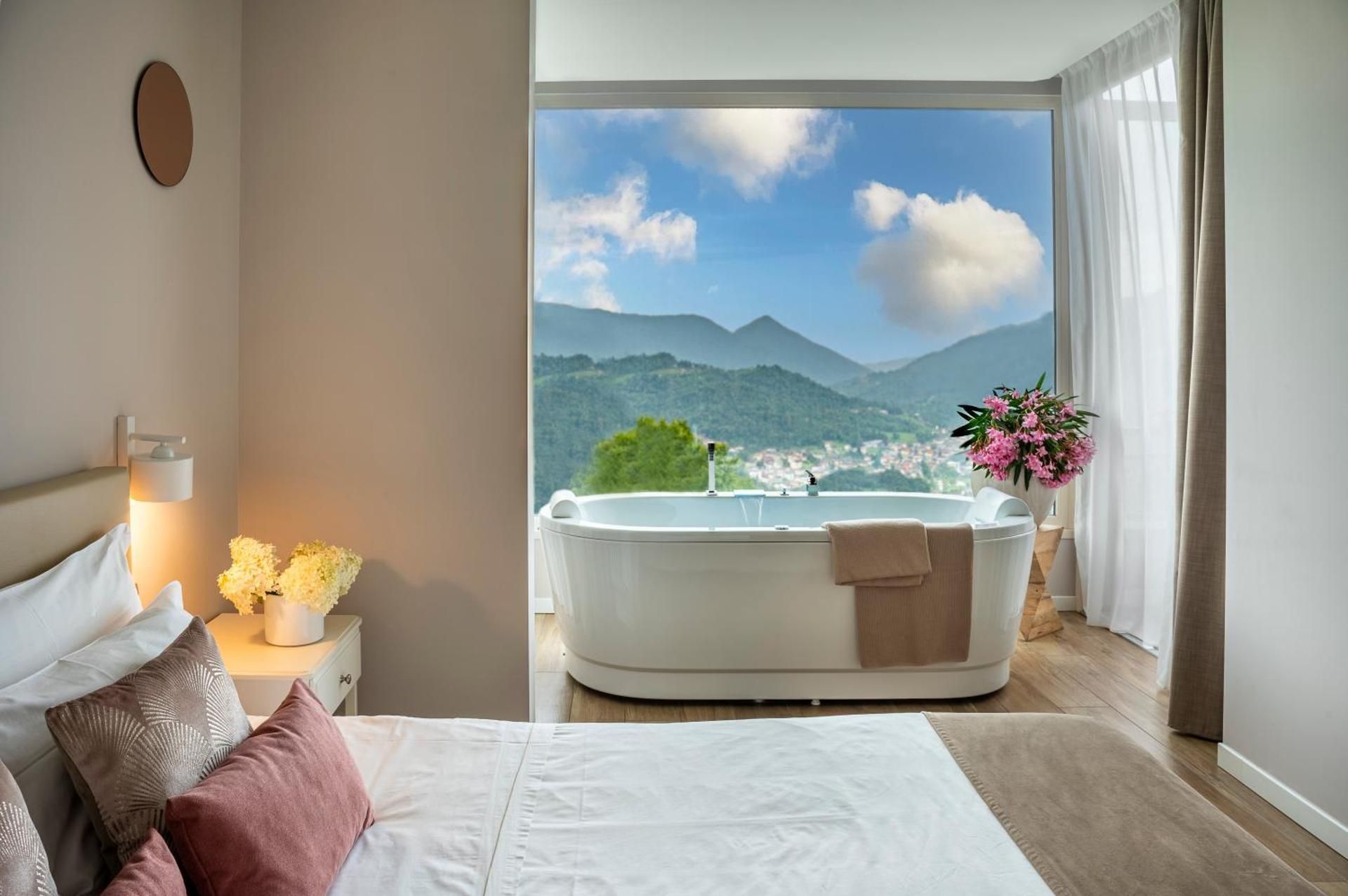 Apartment with Mountain View