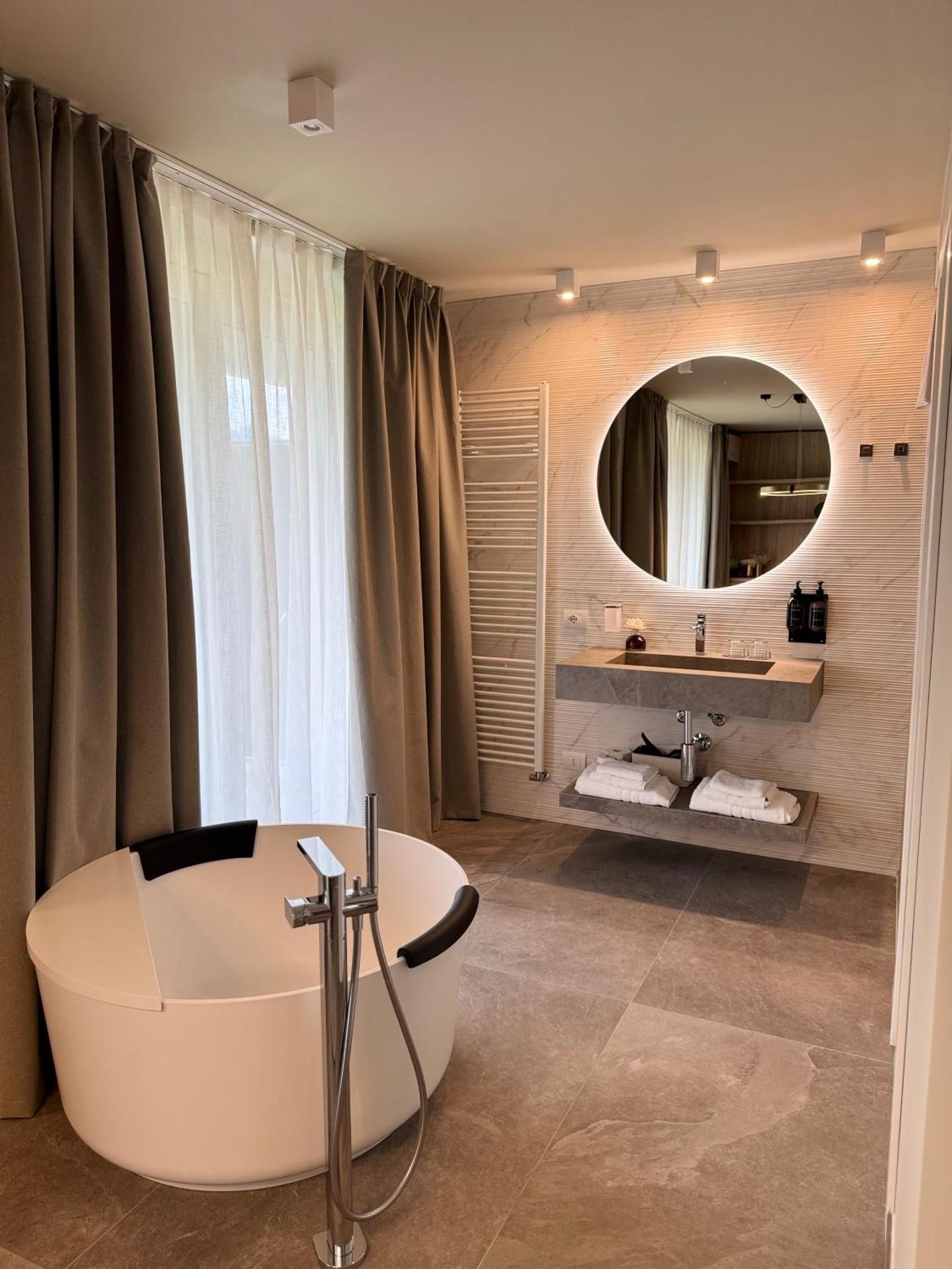 Queen Room with Spa Bath