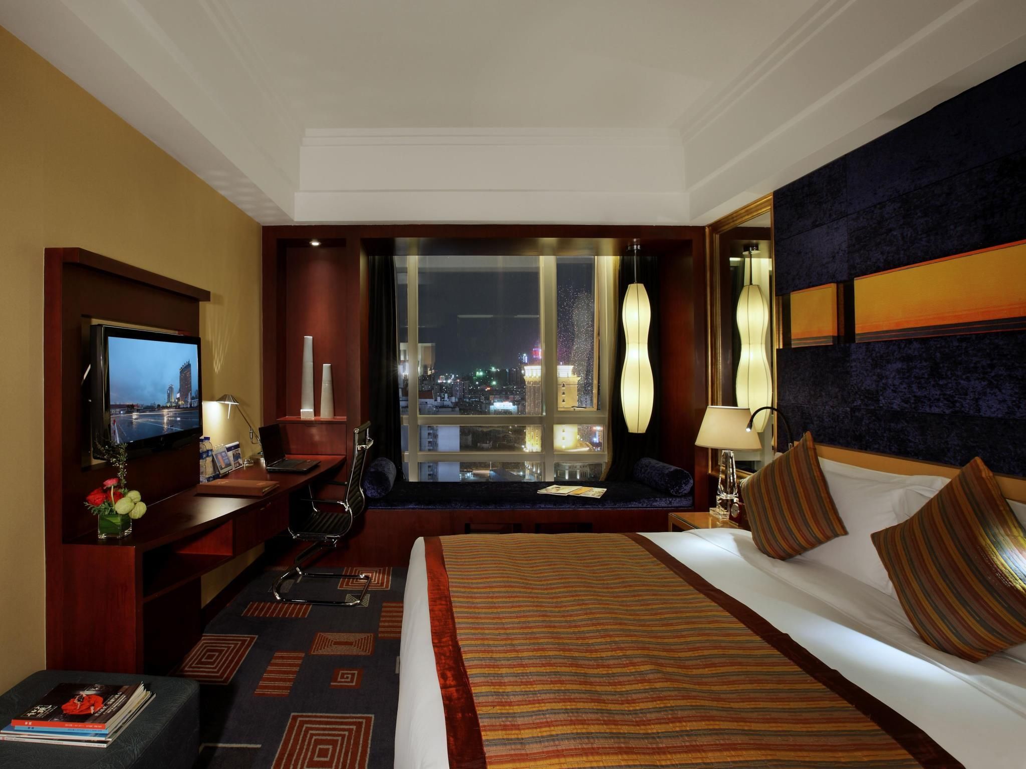 Deluxe Queen Room with City View