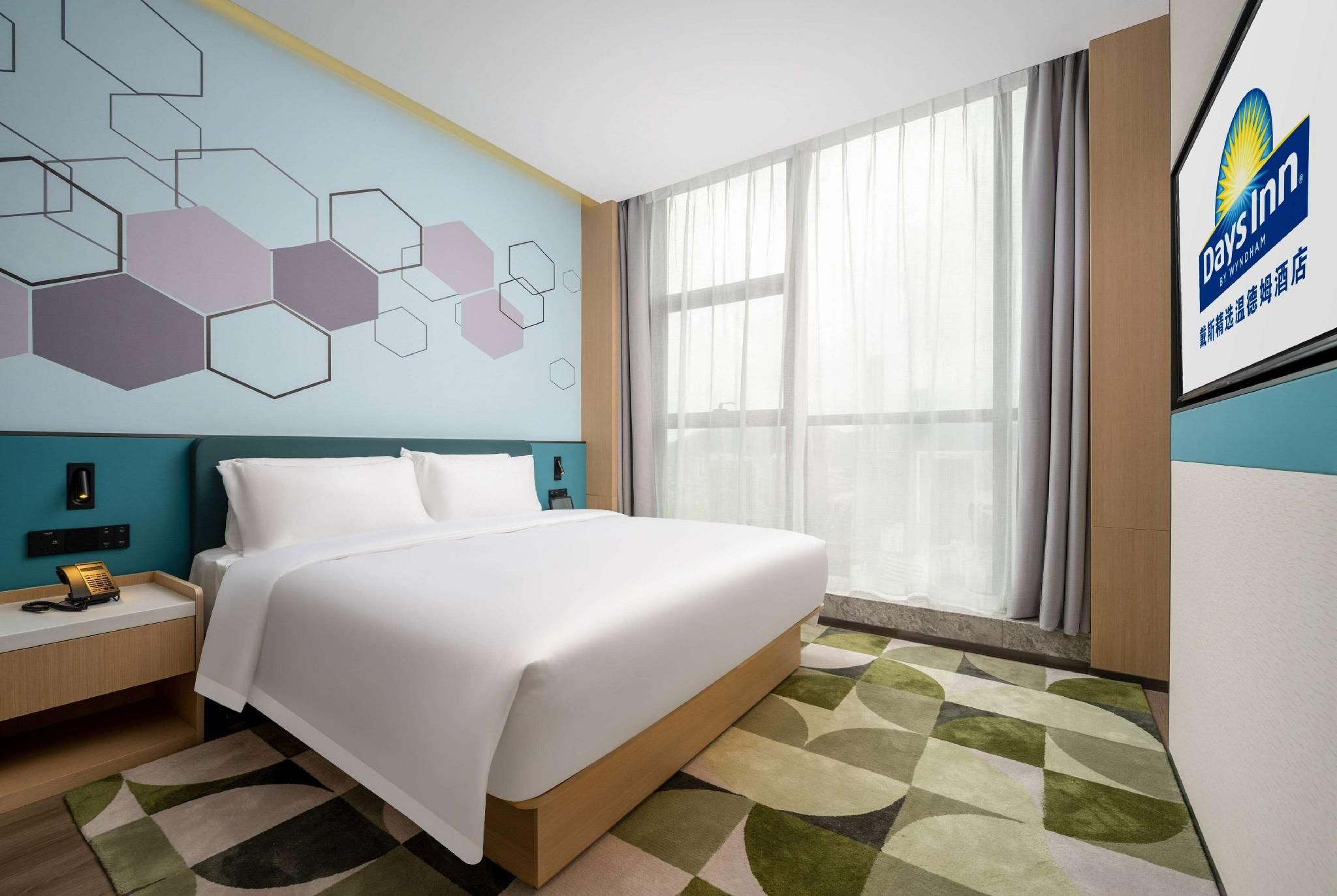 1 King Bed, Business Suite, Non-Smoking