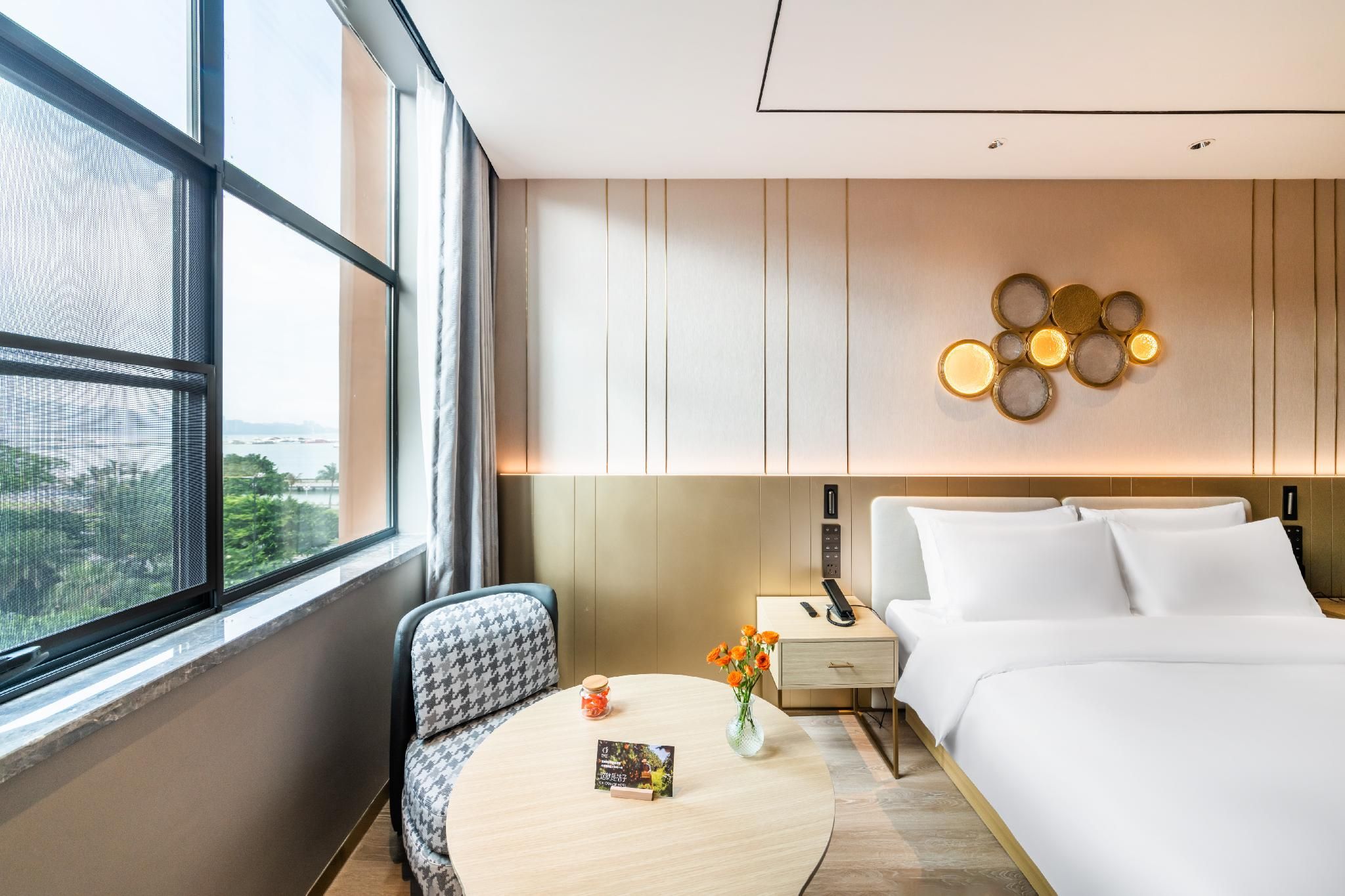 Orange Hotel Zhuhai Qinglv Middle Road Sun Moon Shell Seaview Huazhu - Deluxe Bed Room With View