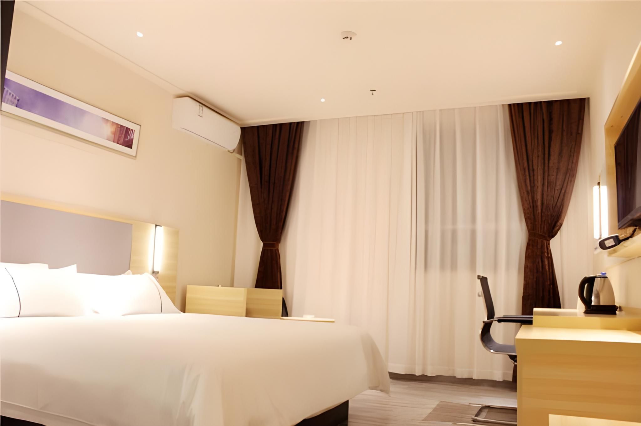 Stand Queen Room