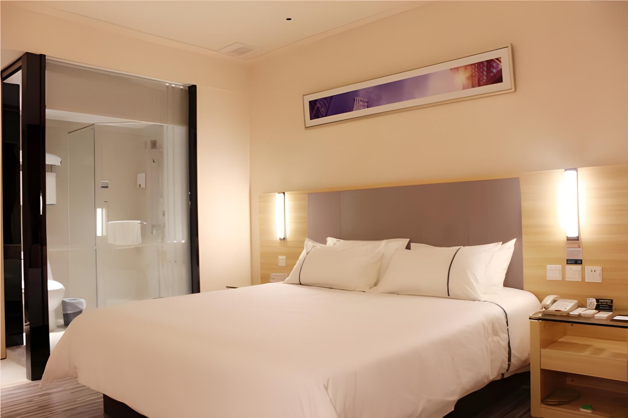 Stand Queen Room