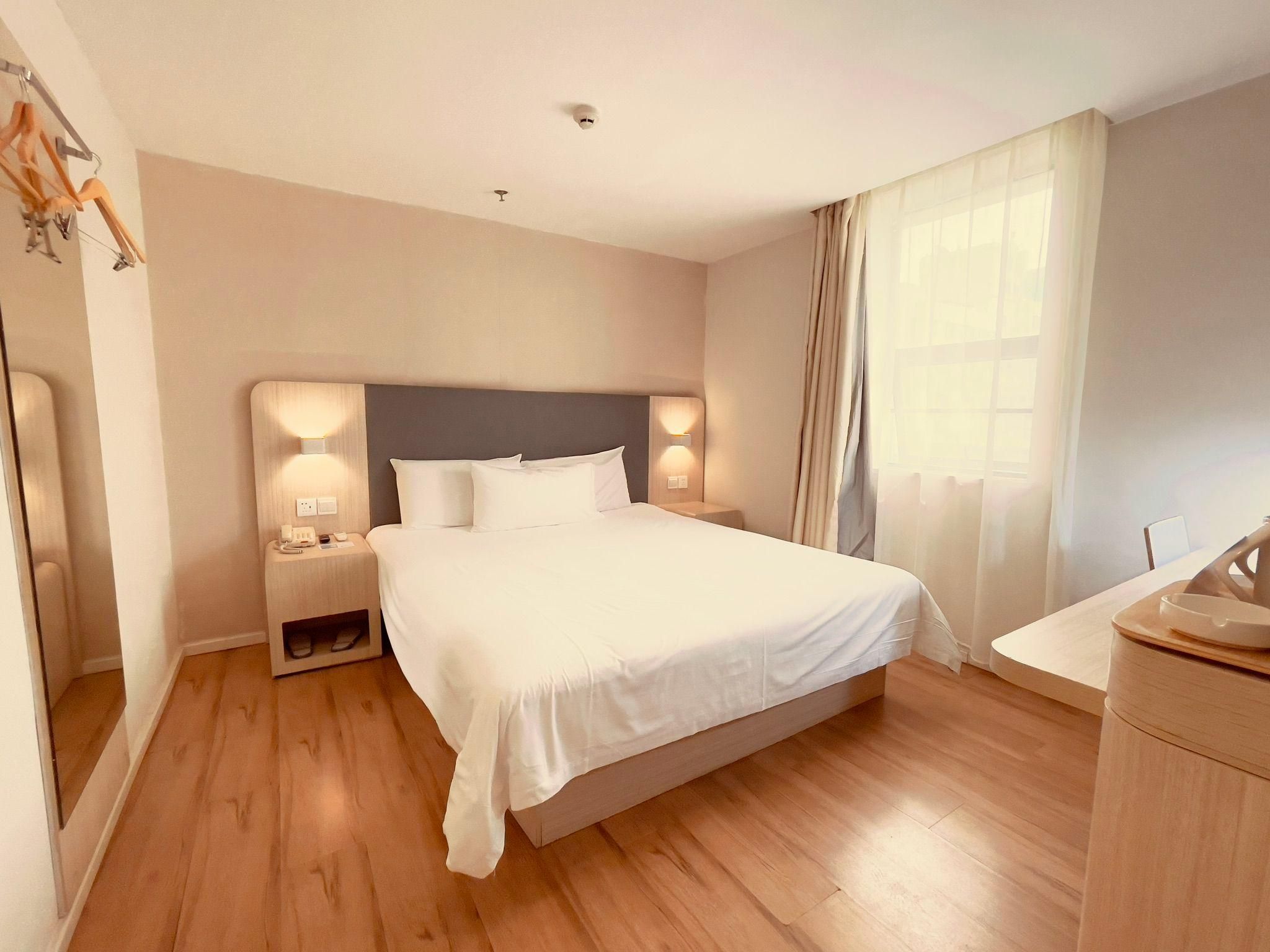 Hotel Queen Room