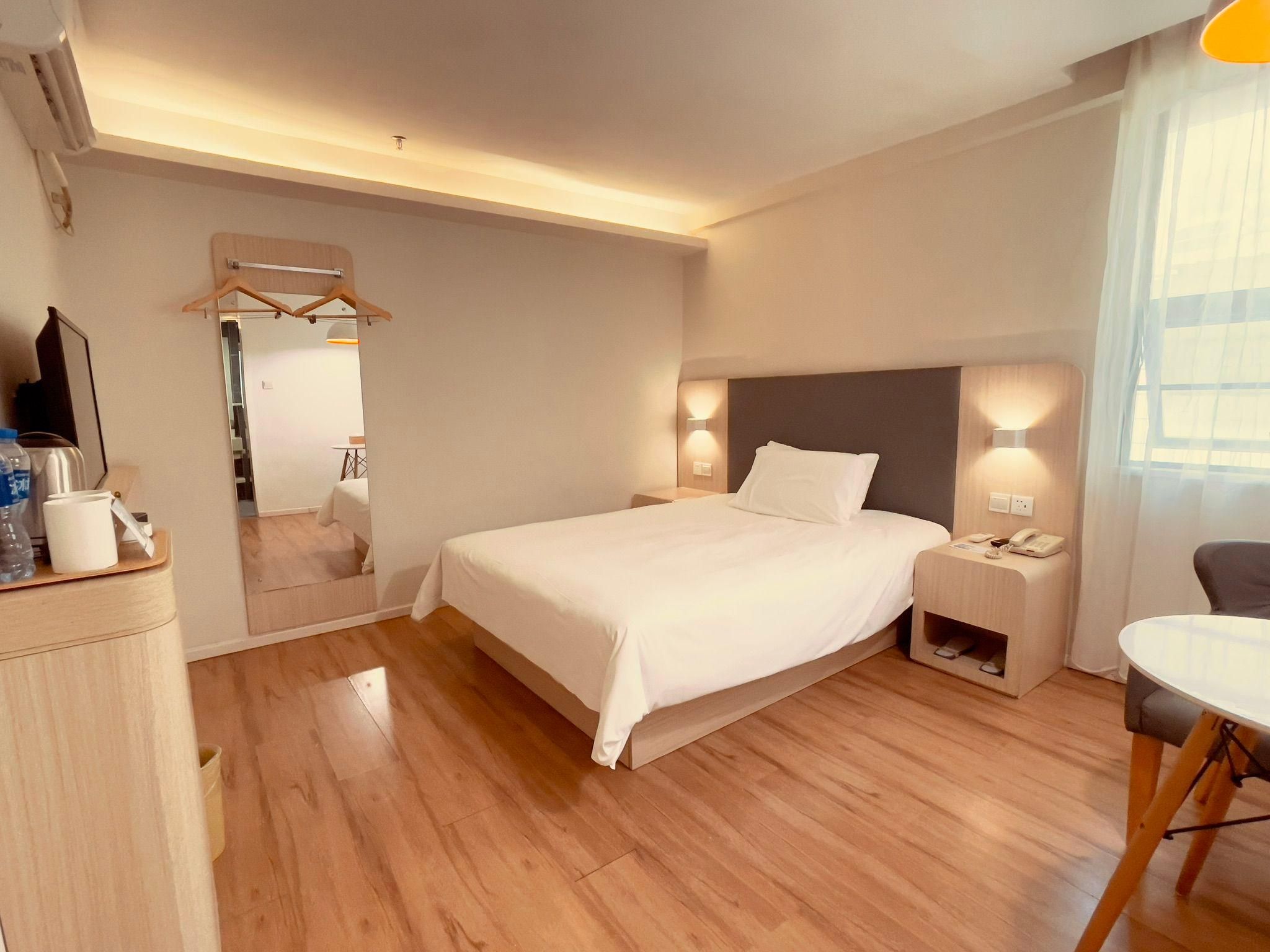 Hotel Queen Room