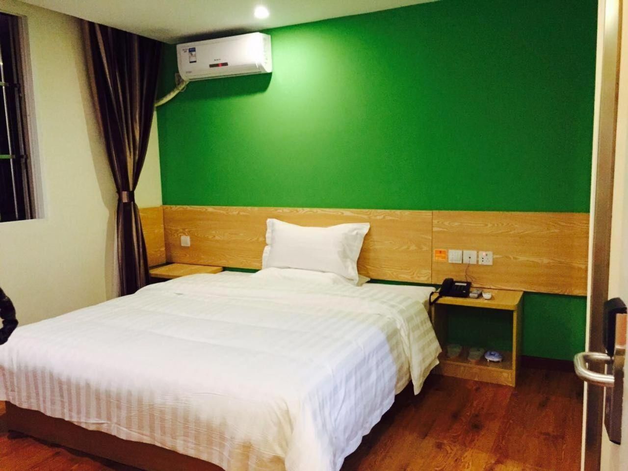 Comfortable Queen Room