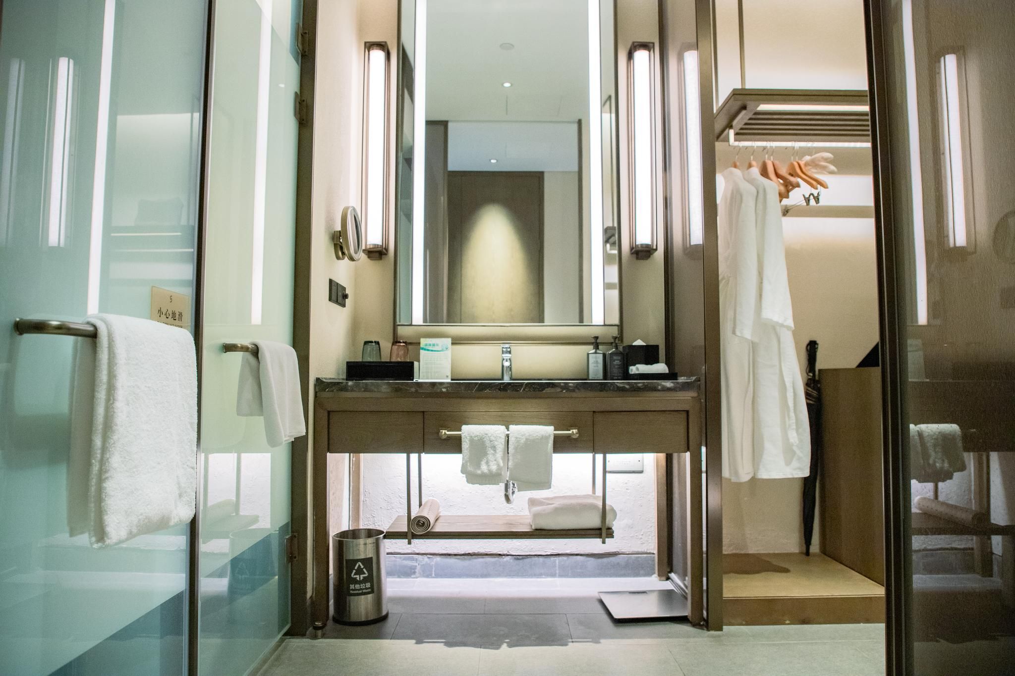 Steigenberger Hotel SUNAC Chongqing Luxury Twin Room with Garden View and Balcony 3