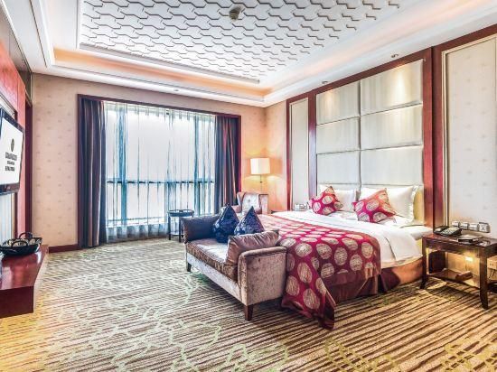 Rezen - Business Suite with River View