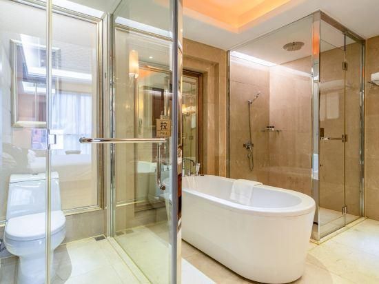 Rezen - Business Suite with River View