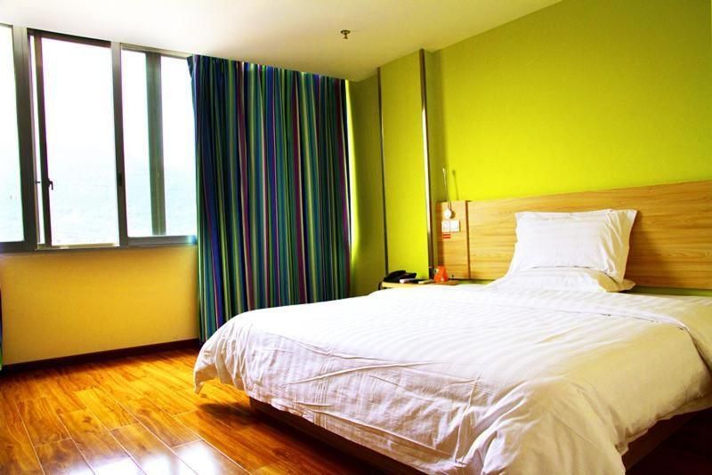 Comfortable Queen Room