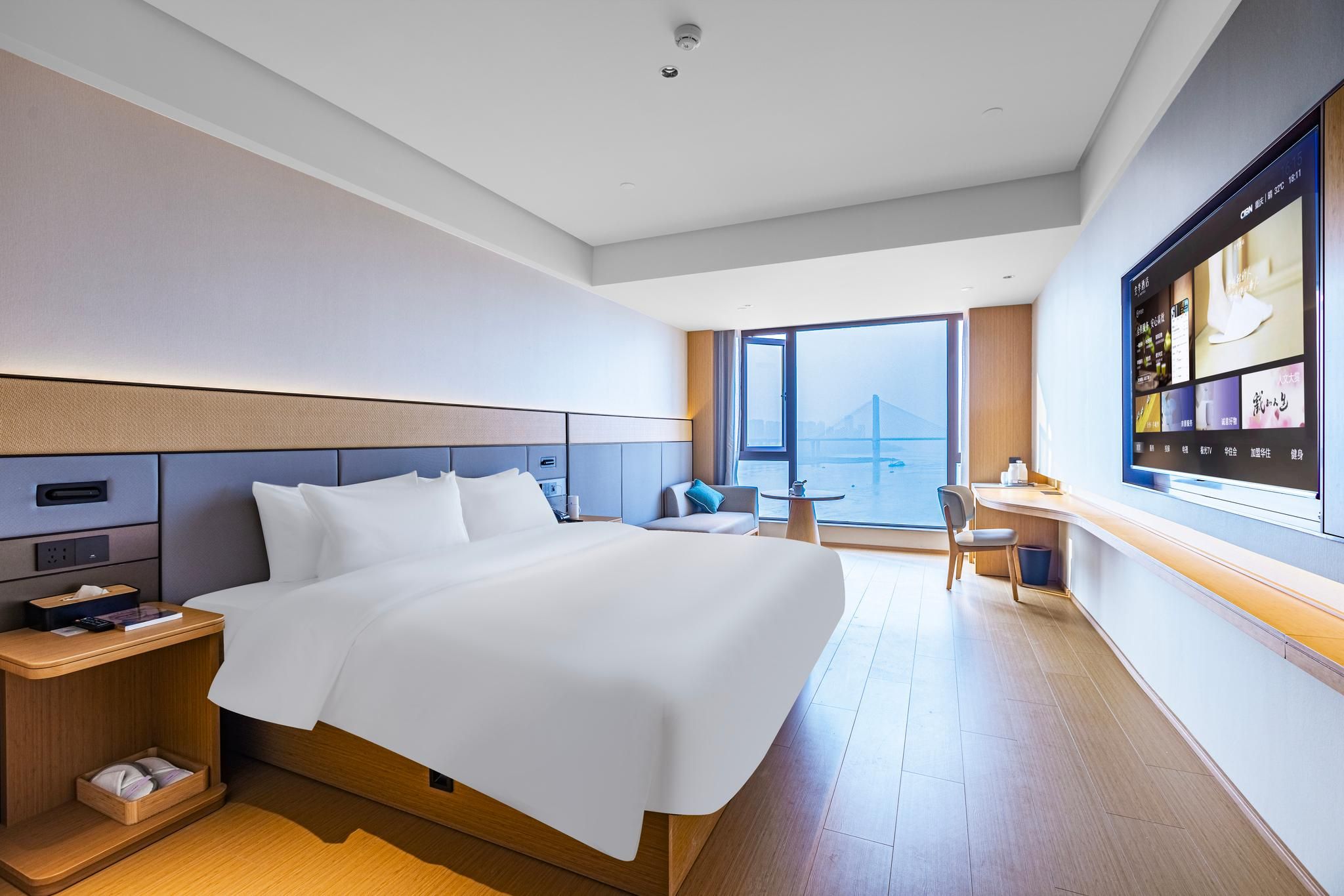 Huazhu - Room With River View