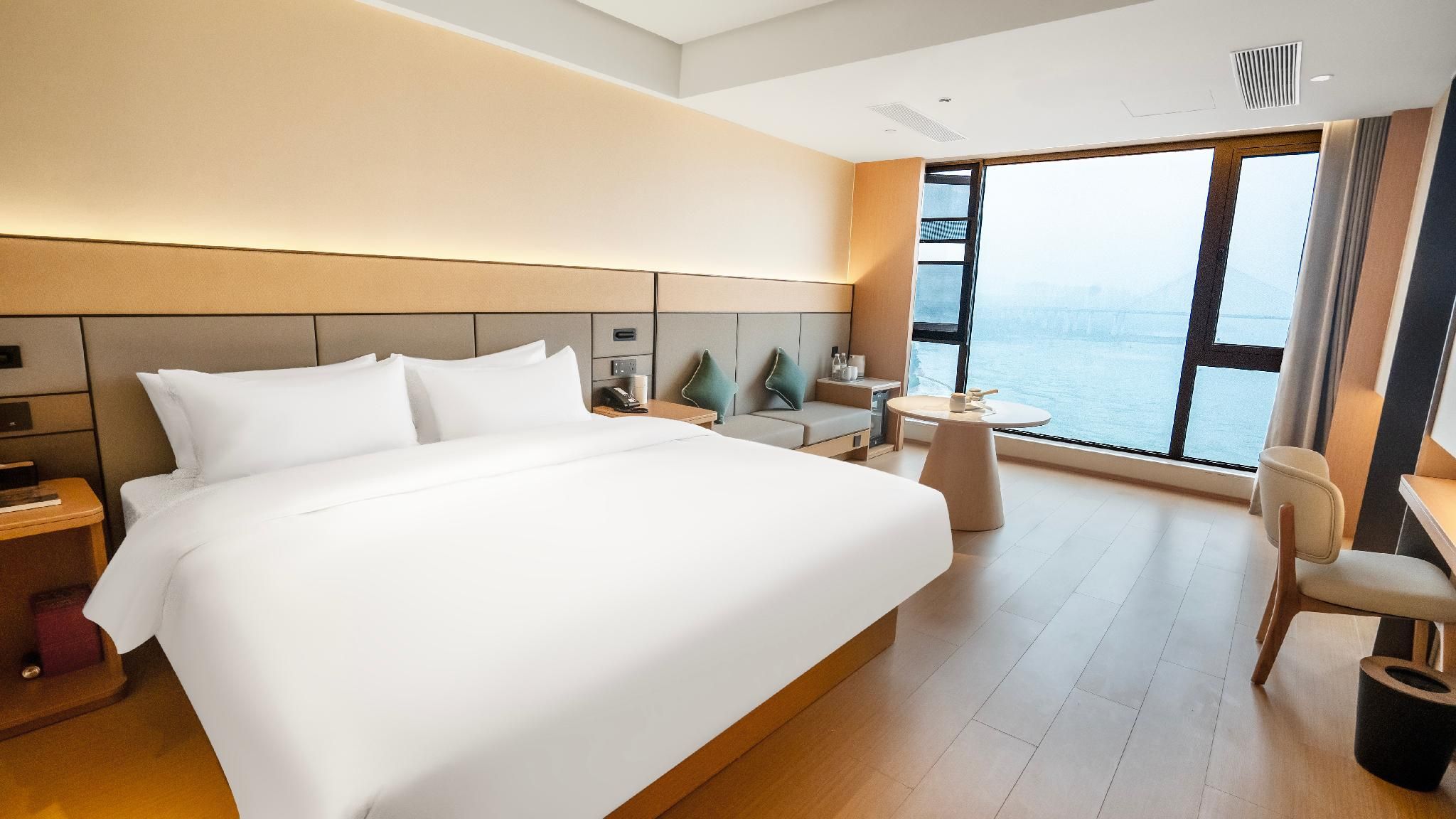 Siute with River View