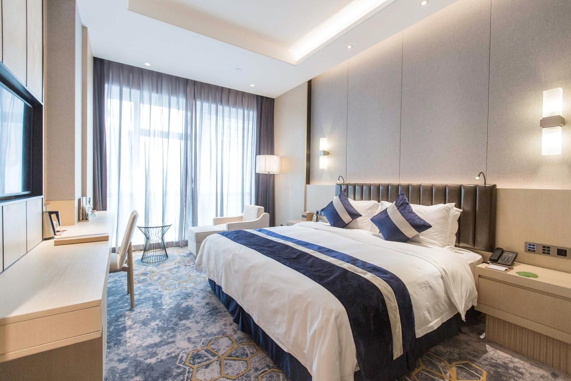 Deluxe King Room with City View - Smoking