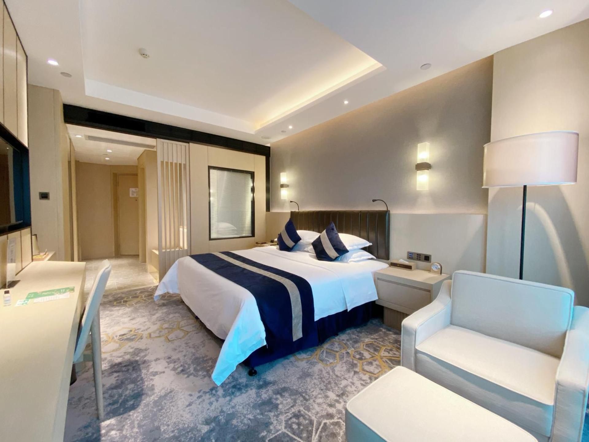 Deluxe King Room with City View - Smoking