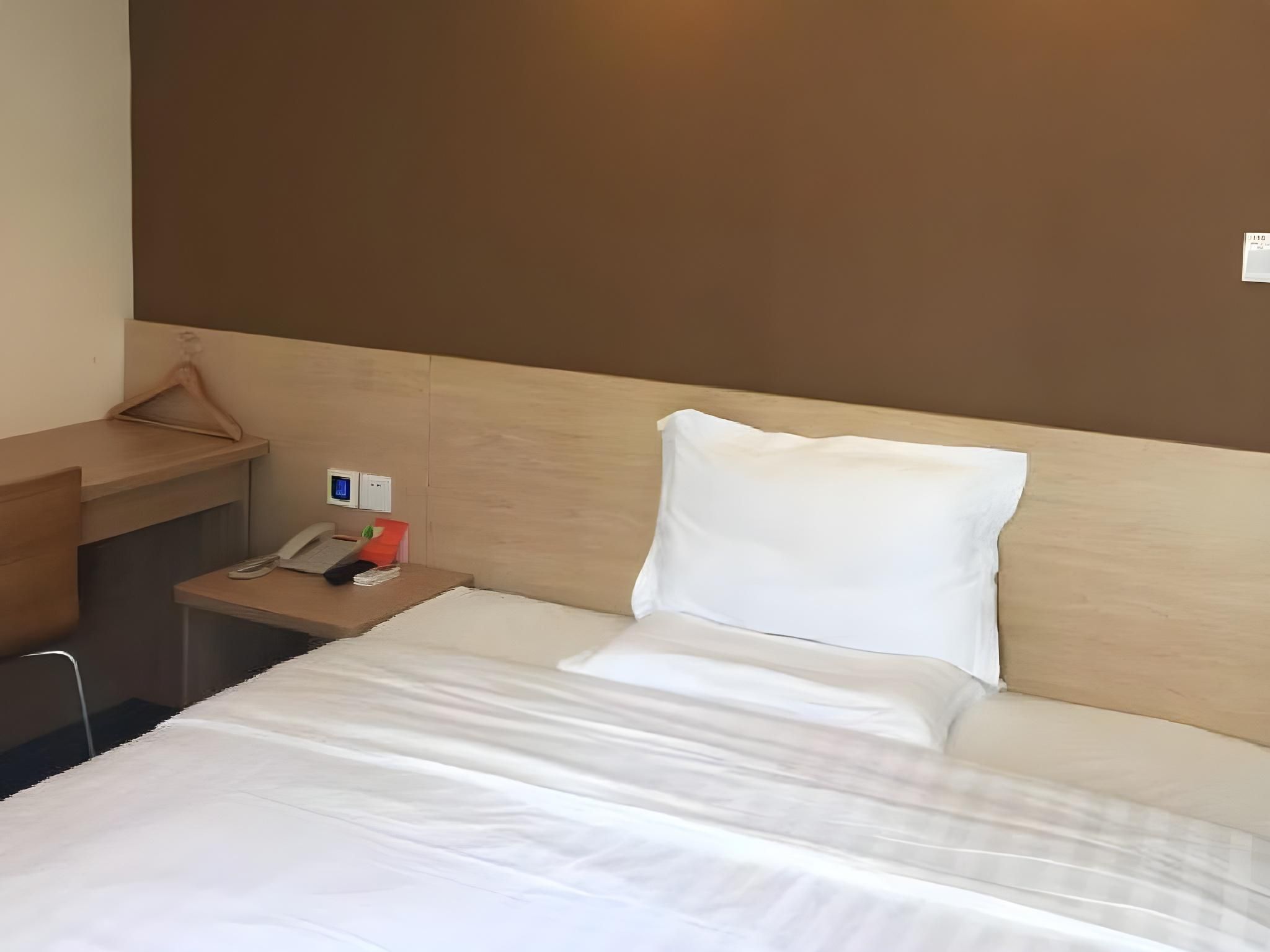 Business Queen Room