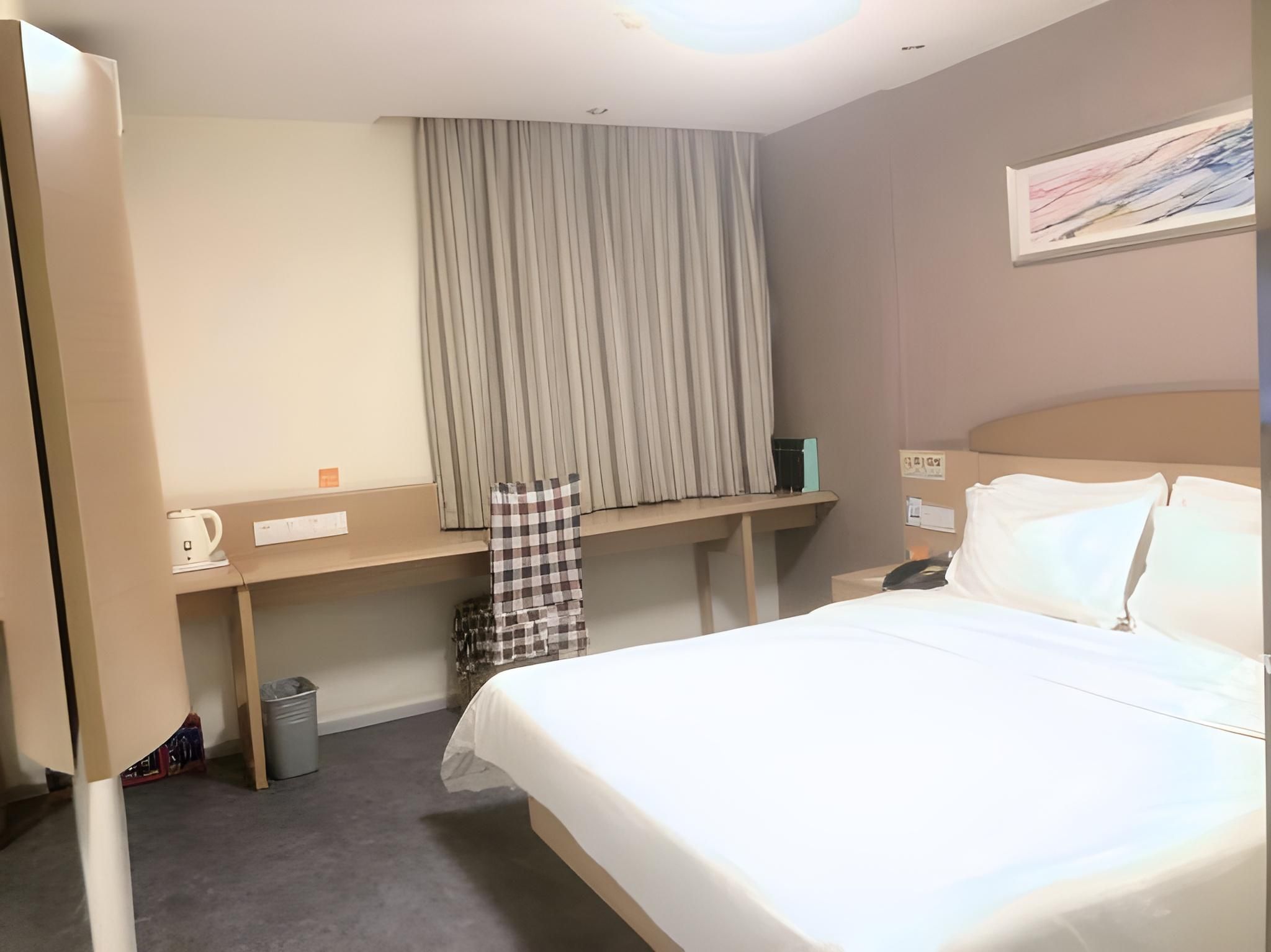Business Queen Room