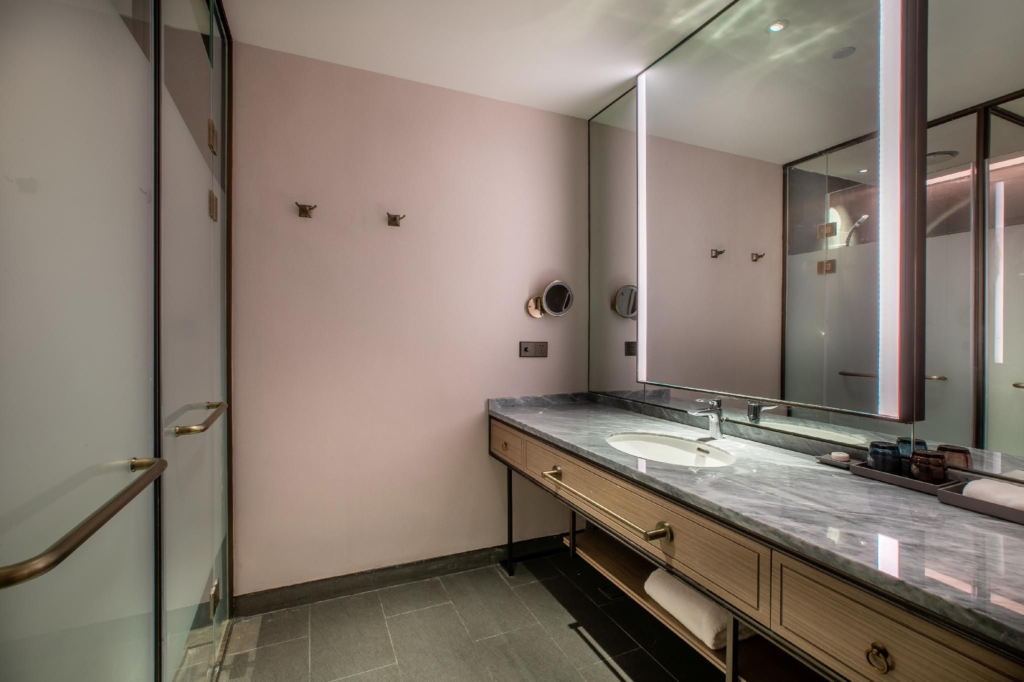 LEBANSHAN Hotel SUNAC Chongqing Deluxe Queen Room with Balcony 2