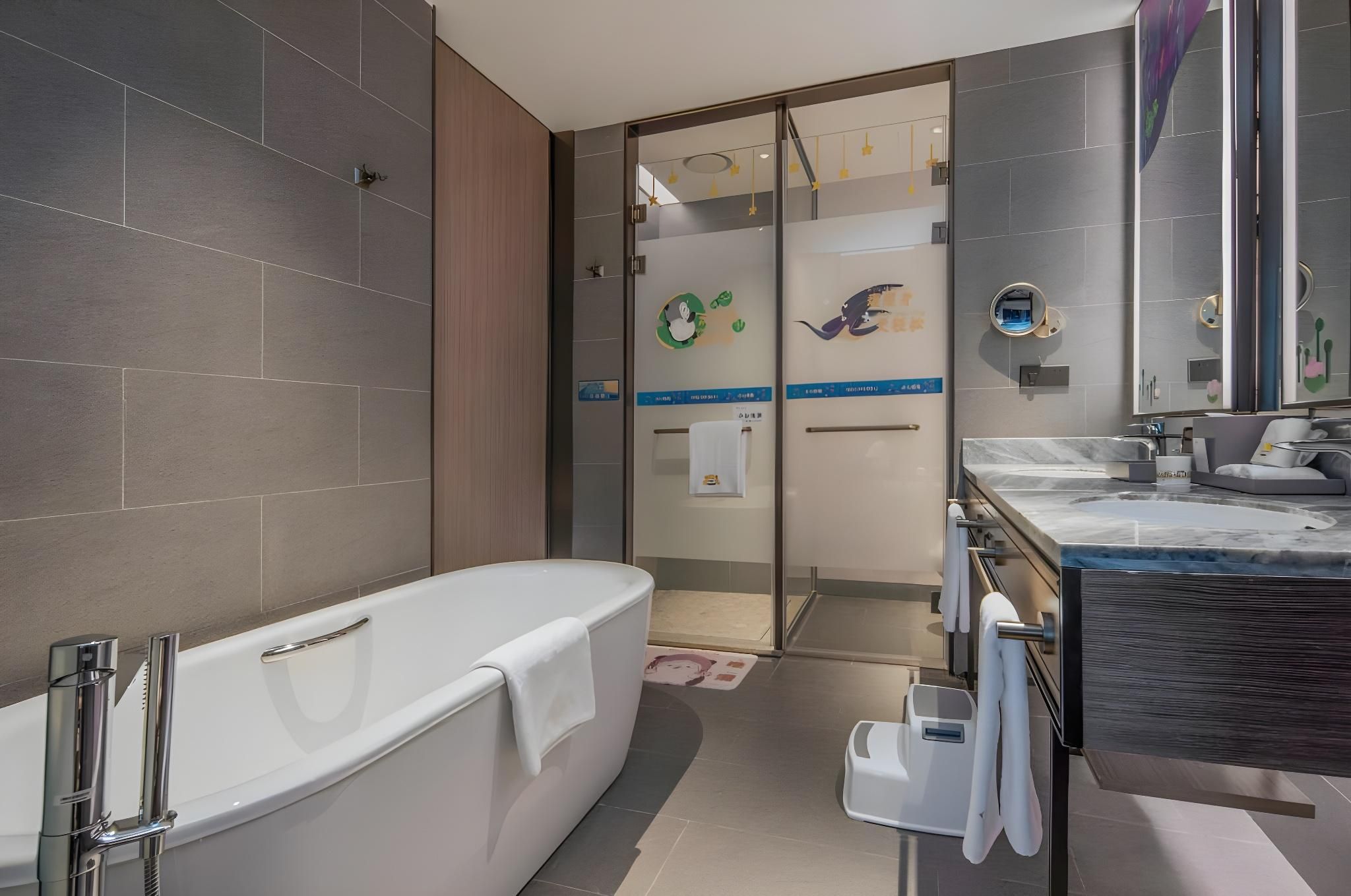 Huazhu - Kids Dream Planet, Parent-kids Suite with Tour Bear Theme