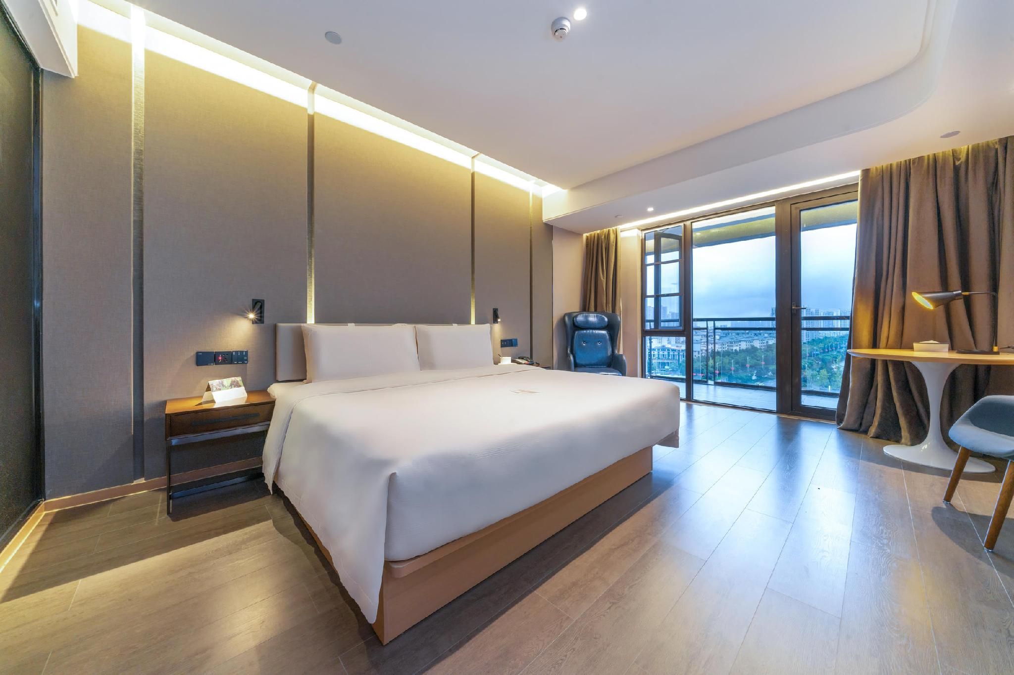 Atour - Superior 1 Bed Room, Lake View