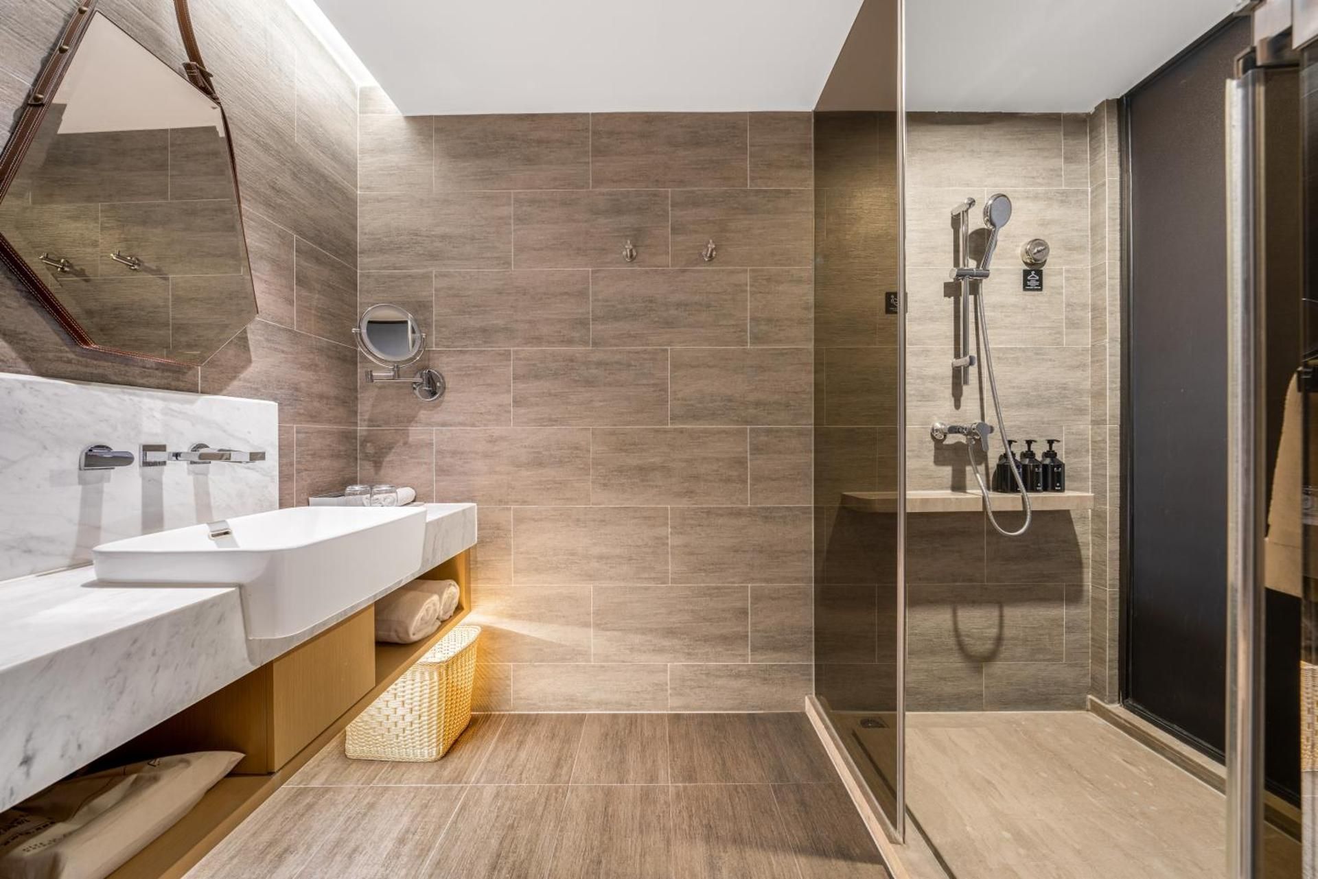 Atour - Superior 1 Bed Room, Lake View