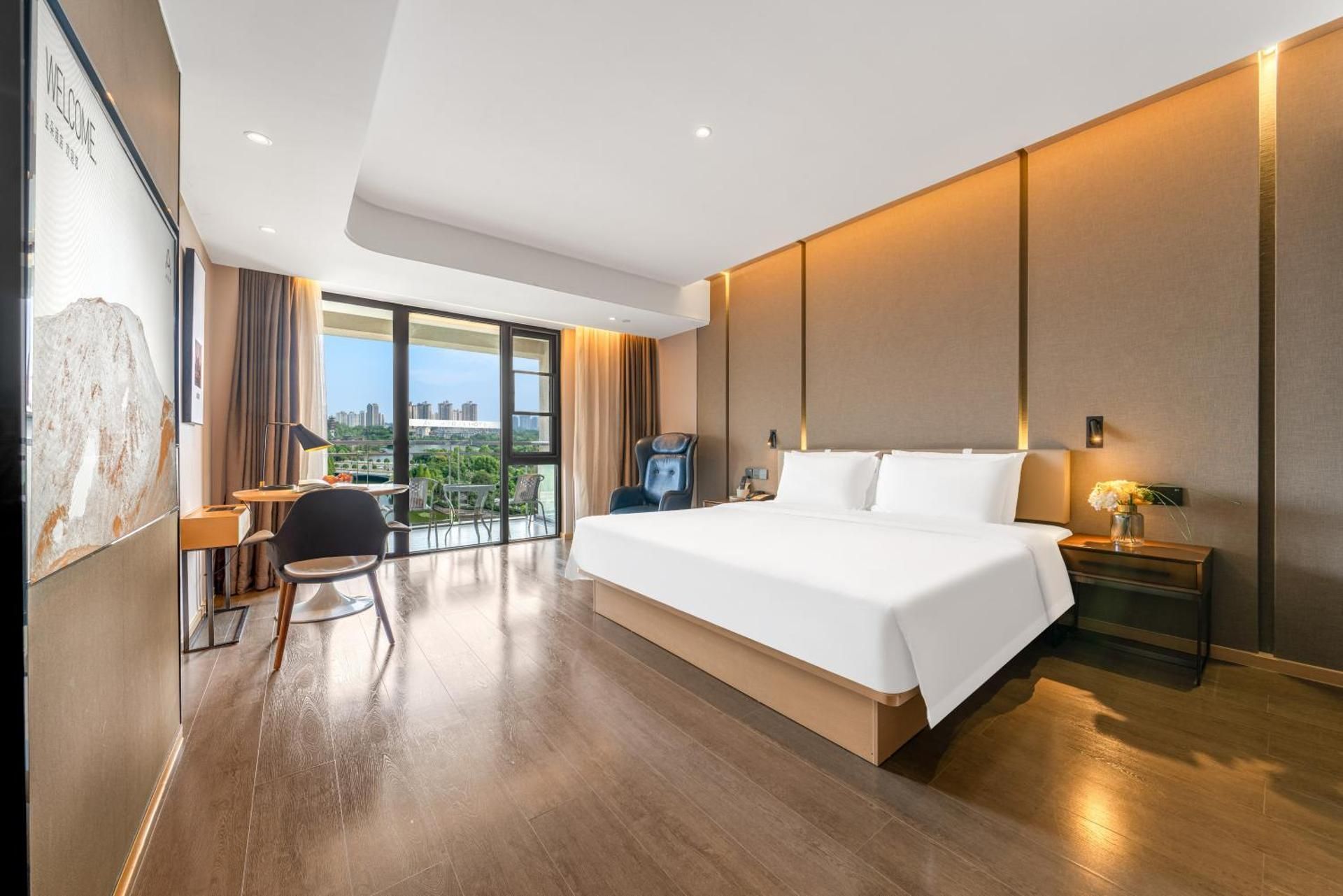 Atour - Superior 1 Bed Room, Lake View