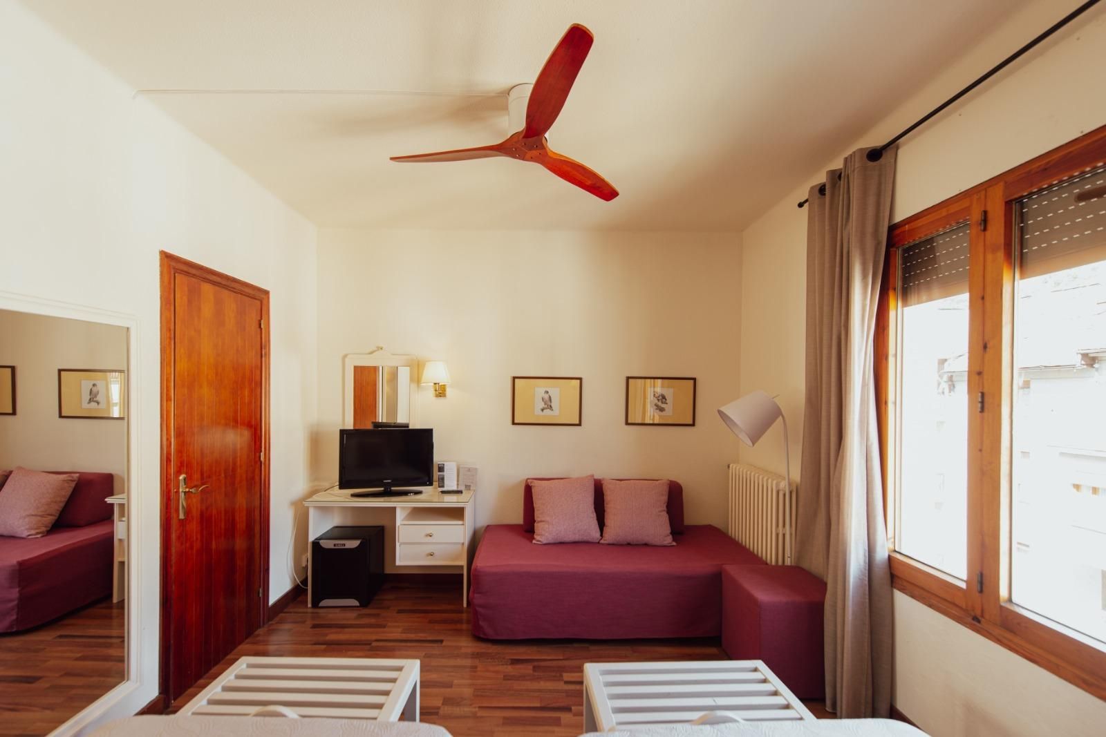 Hotel Restaurant Pessets & SPA Triple Room with Fan 3