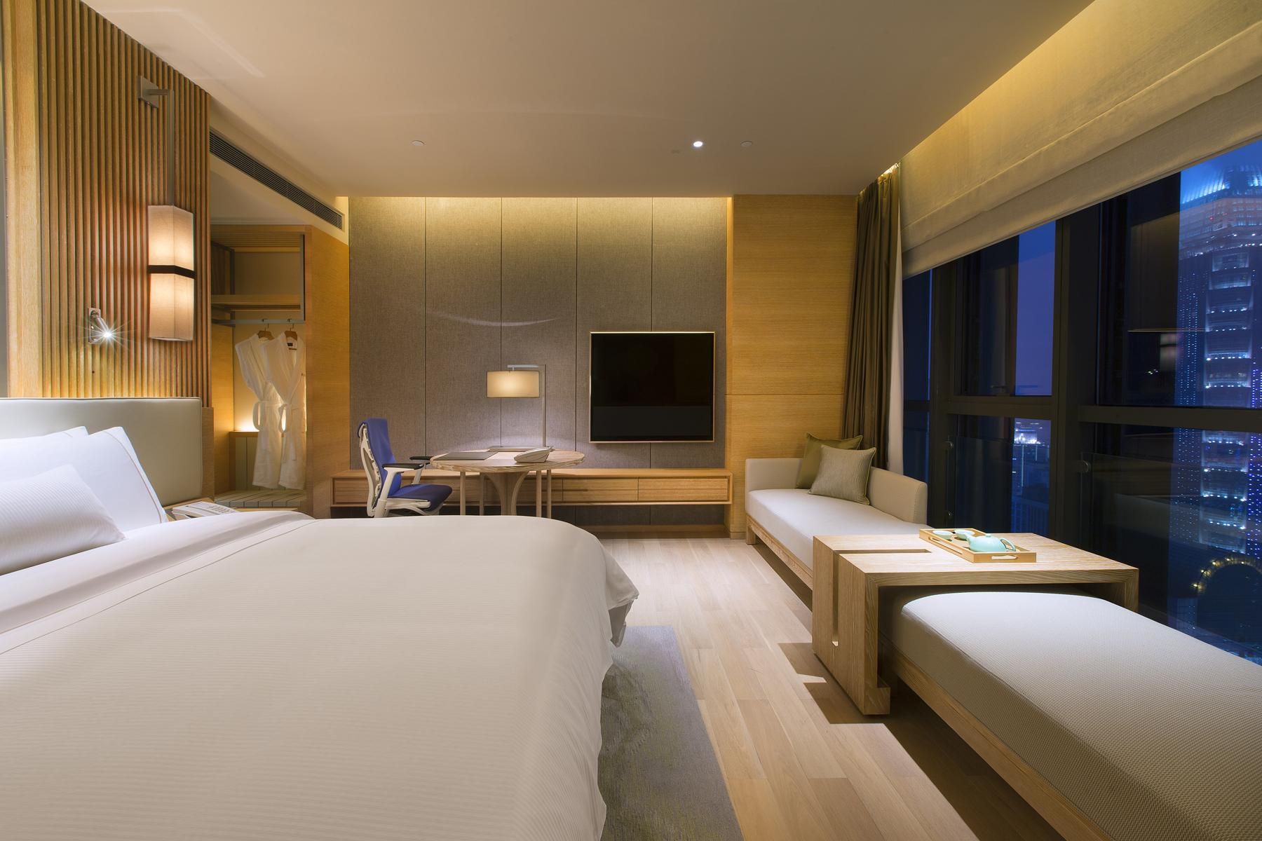 Renewal Suite, Executive lounge access, 1 Bedroom Junior Suite, 1 King, Skyline view