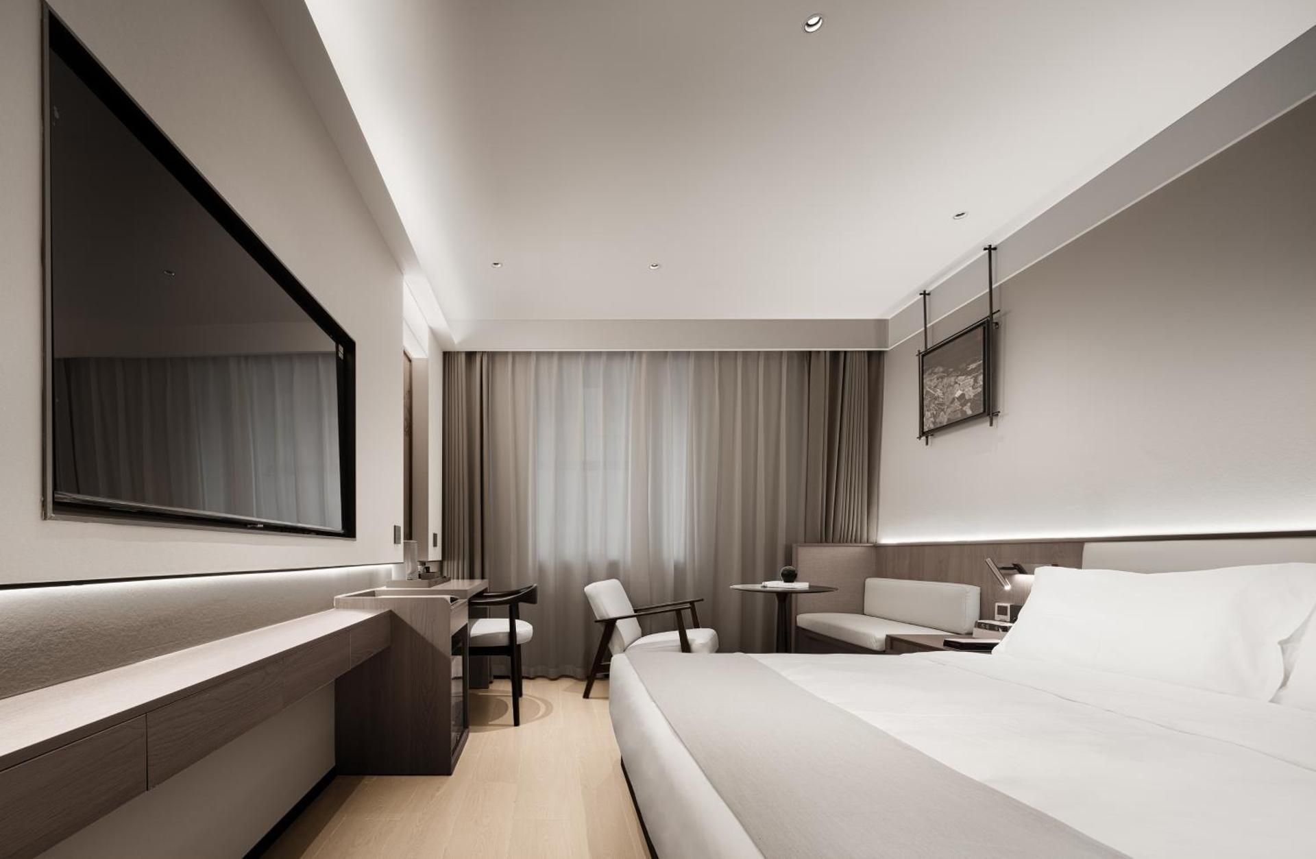 Deluxe Queen Room