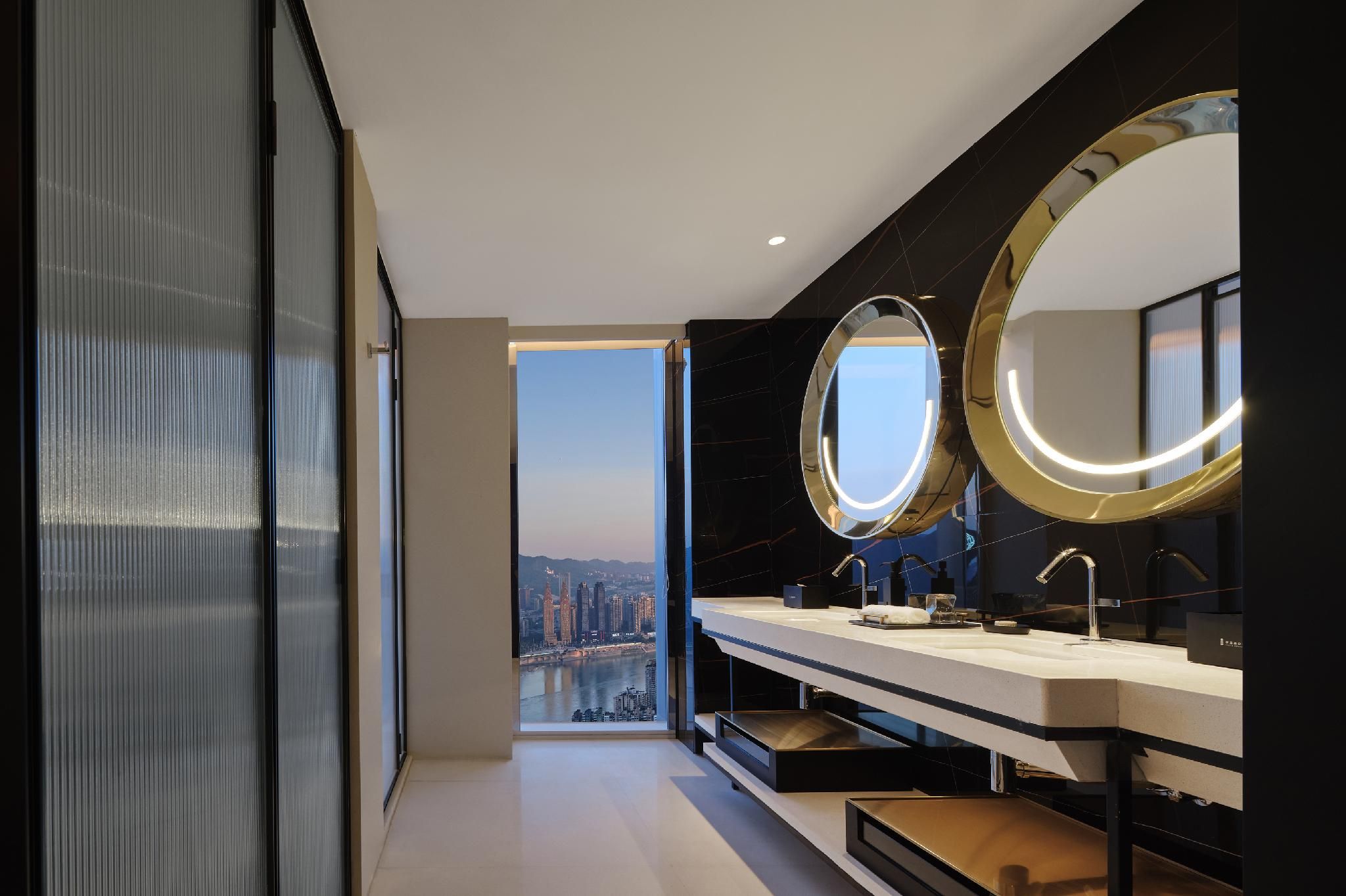 River View - Deluxe Suite - Oversized Bathtub