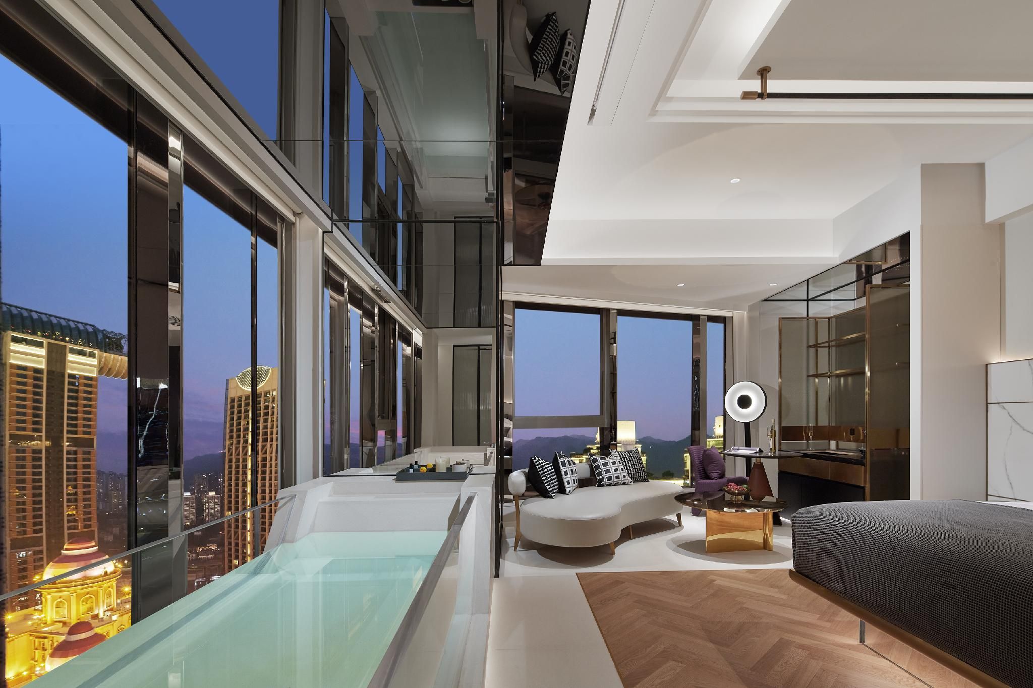 River View with Raffles Crystal Corridor - Deluxe Suite - Oversized Bathtub