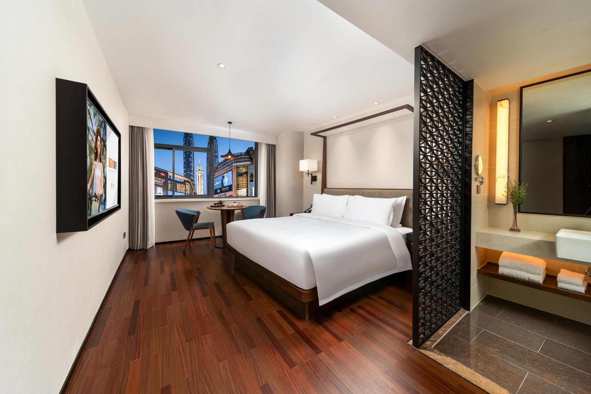 Four Seasons King Bed Room with View