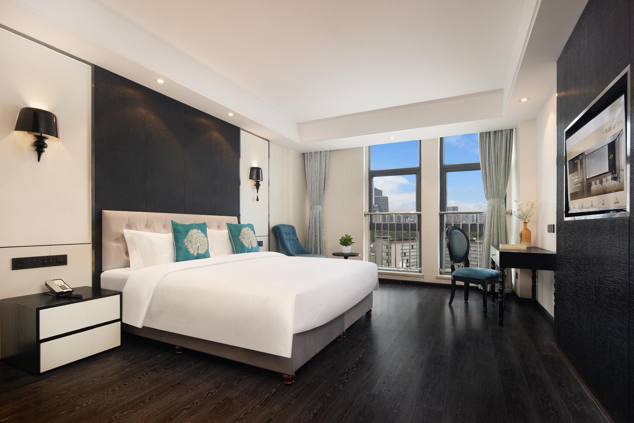 Deluxe Queen Queen Room