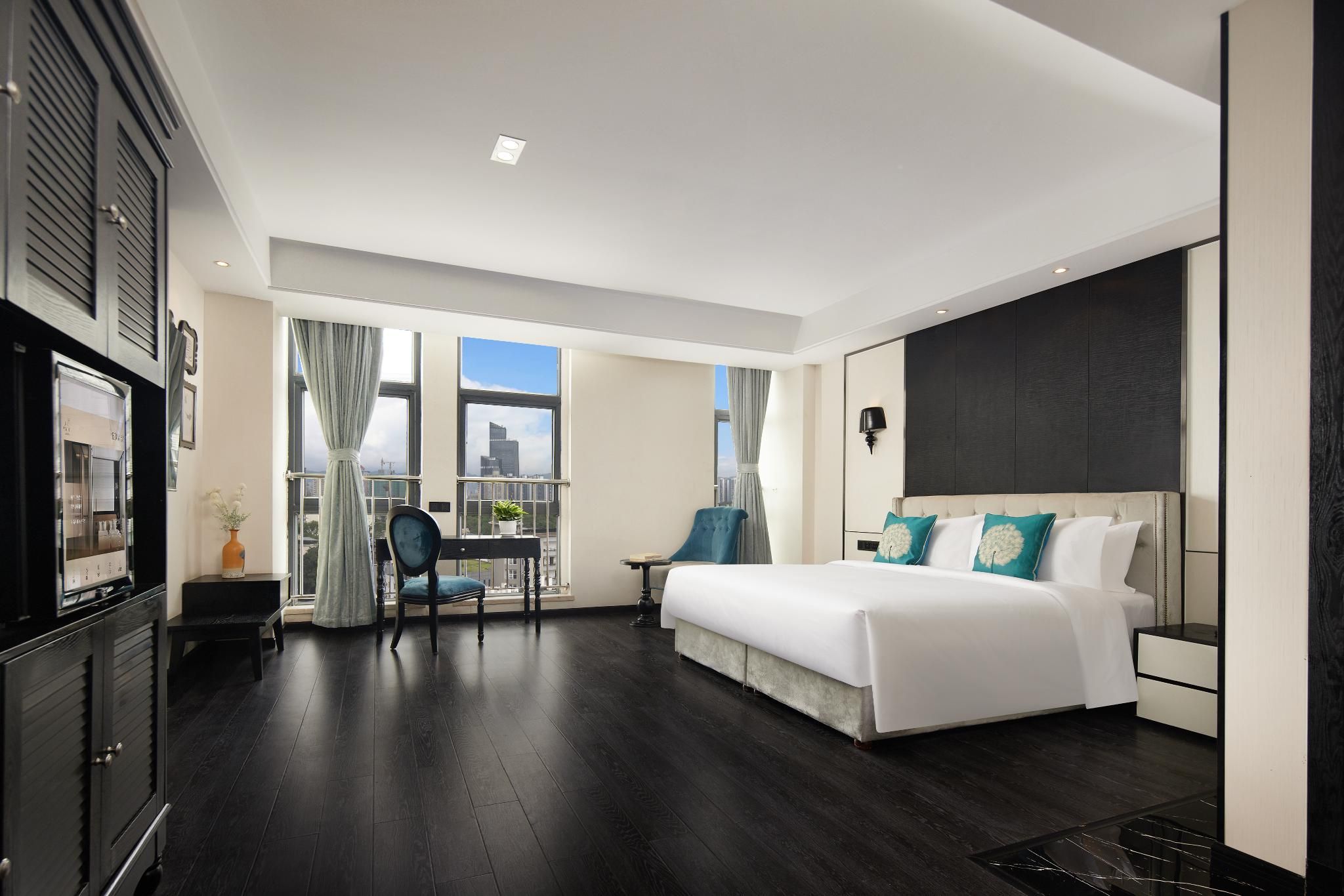 Deluxe Queen Queen Room