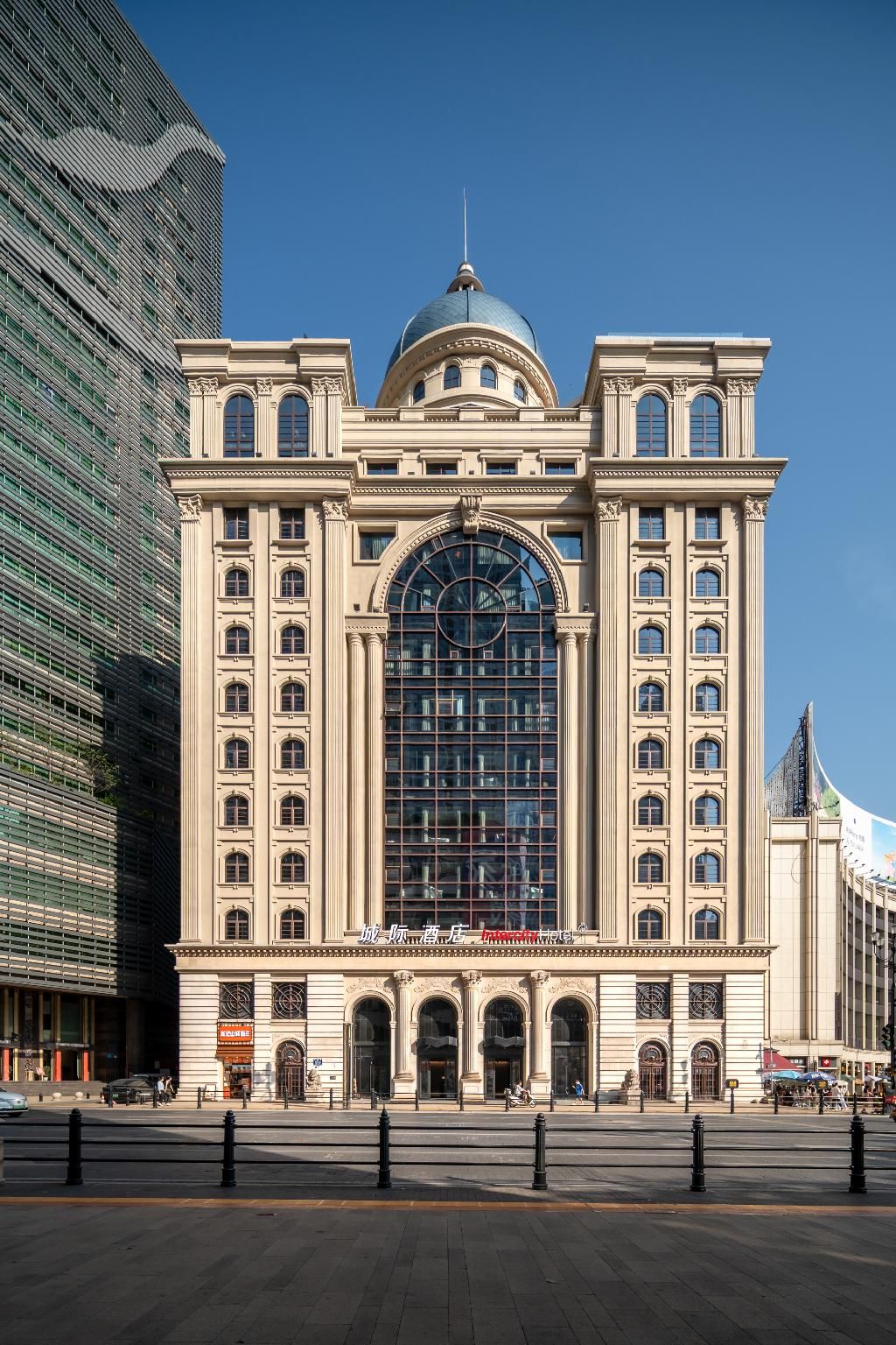 Chongqing Jiefangbei Pedestrian Street Intercity Hotel