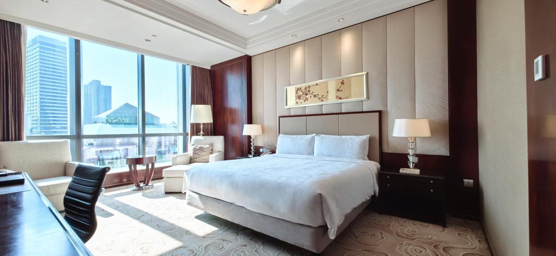 Premium King Room, Guest room, 1 King, City view, High floor