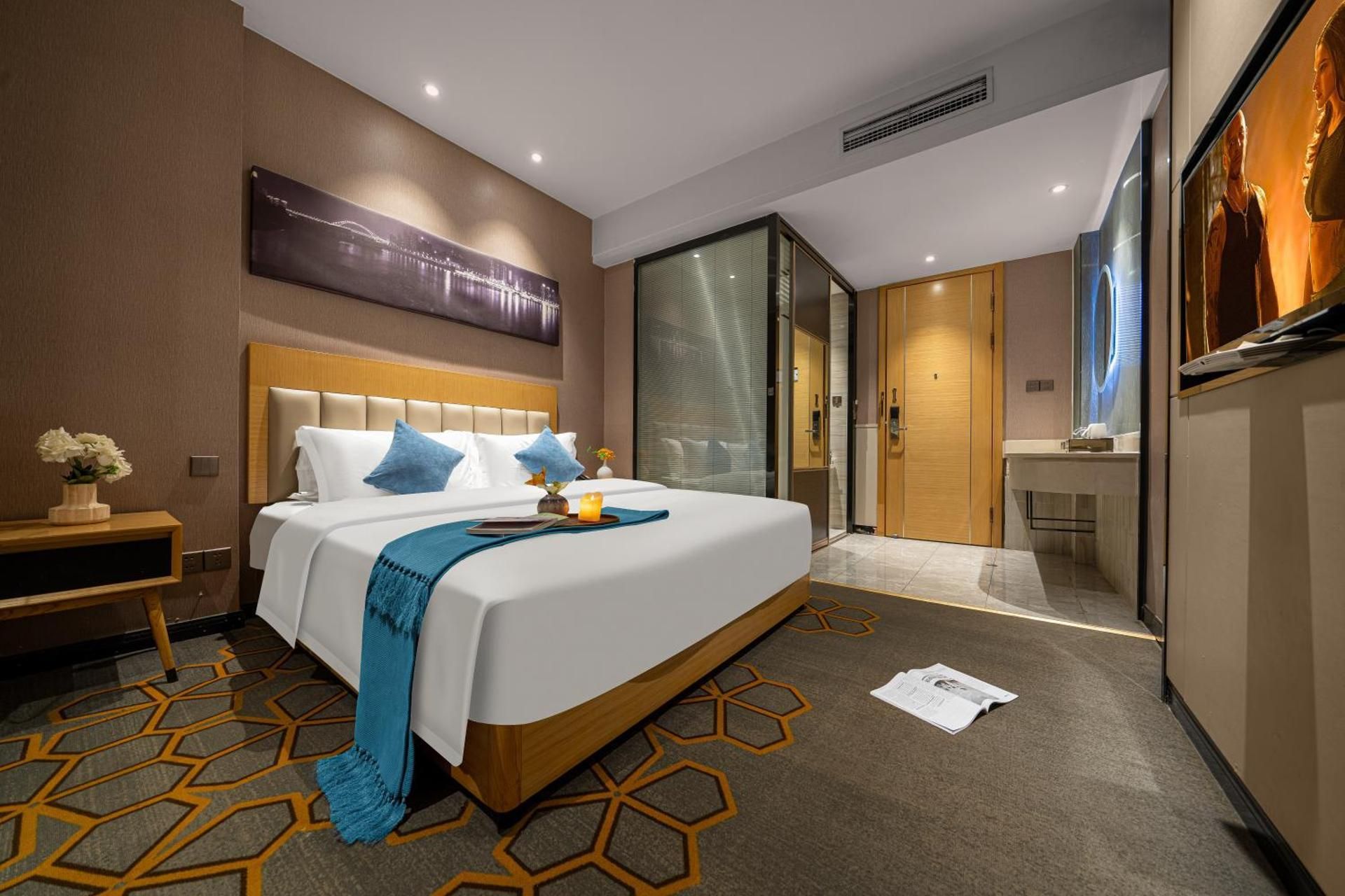 Feature Queen Room