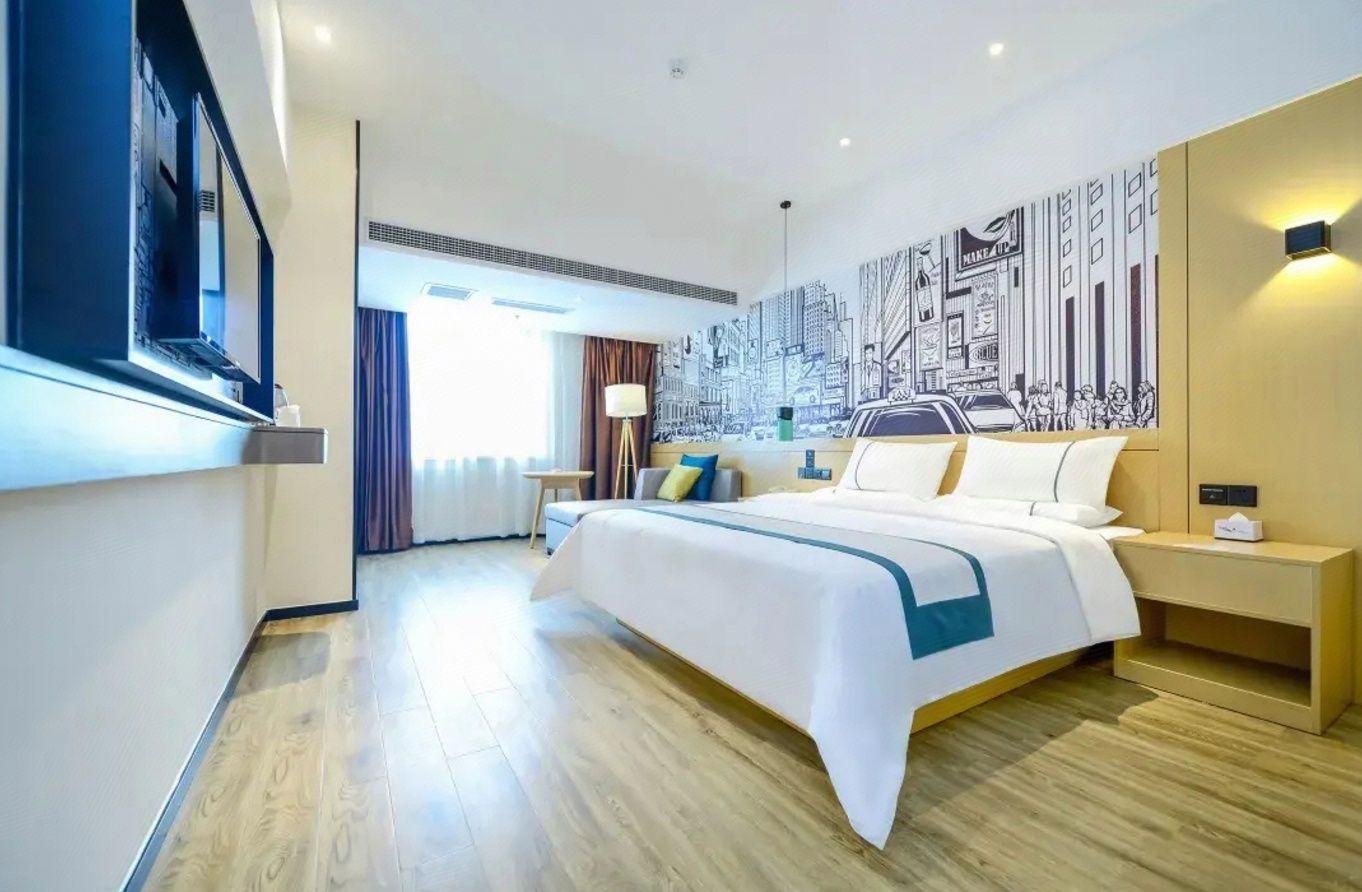 Stand Queen Room